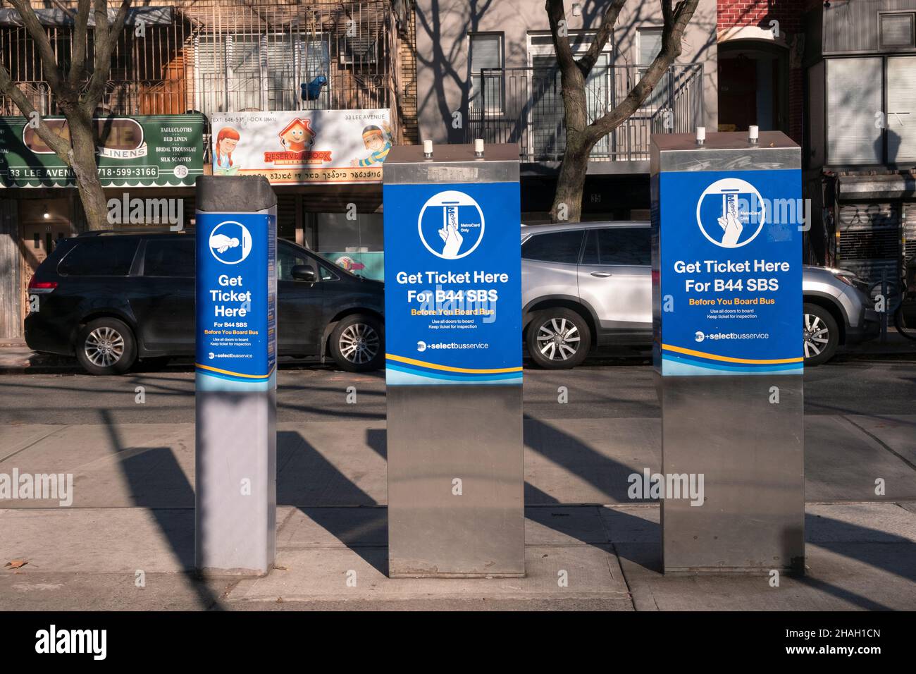 Macchine che consentono ai passeggeri dell'autobus di acquistare i biglietti prima di salire a bordo dell'autobus, accelerando così le cose. A Williamsburg, Brooklyn, New York. Foto Stock