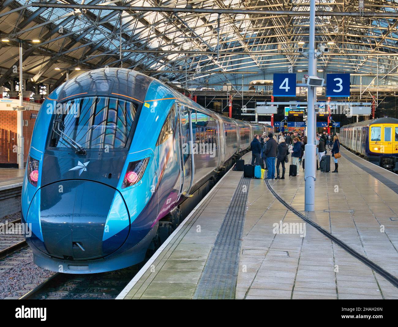 I passeggeri aspettano di salire a bordo di un TransPennine Express alla stazione di Lime Street a Liverpool, Regno Unito. Il treno è destinato a Newcastle nell'Inghilterra nord-orientale. Foto Stock