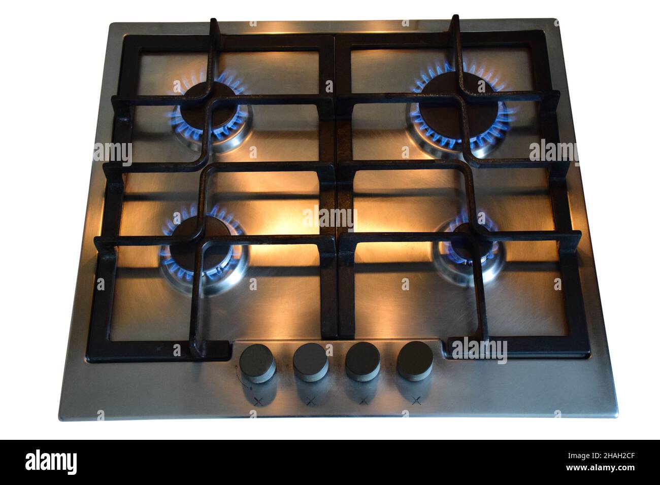 Stufa da cucina a gas con quattro bruciatori a fiamma blu su sfondo bianco con percorso di taglio Foto Stock Stufa da cucina a gas con quattro bruciatori a fiamma blu su sfondo bianco con percorso di taglio Foto Stock