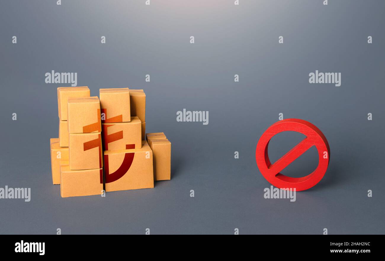 Le scatole di merci della lira turca e il simbolo di divieto NO. Guerre commerciali. Divieto delle merci d'importazione. Impossibilità di trasporto, eccesso di offerta. Sanzioni e embargo Foto Stock