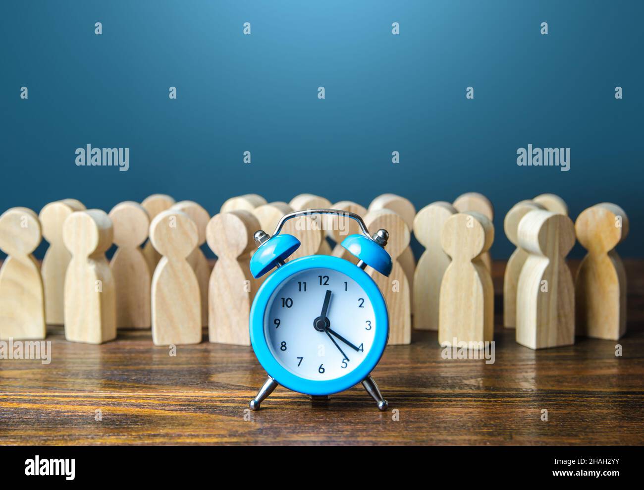 Sveglia e una folla di persone. Gestione del tempo. Salari orari, limiti di lavoro rigorosi e tempi di pausa. Pianificazione e previsione. Prestazioni dei dipendenti Foto Stock