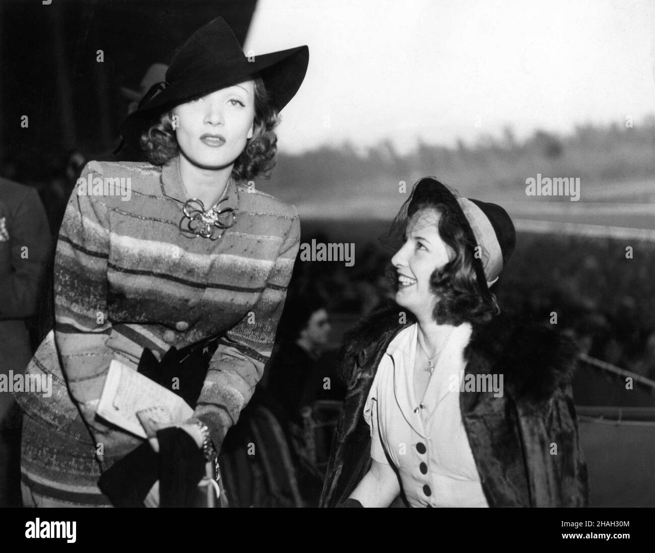 MARLENE DIETRICH e BARBARA STANWYCK all'ippodromo di Santa Anita in California per il Derby Day di martedì 22nd 1938 febbraio Foto Stock