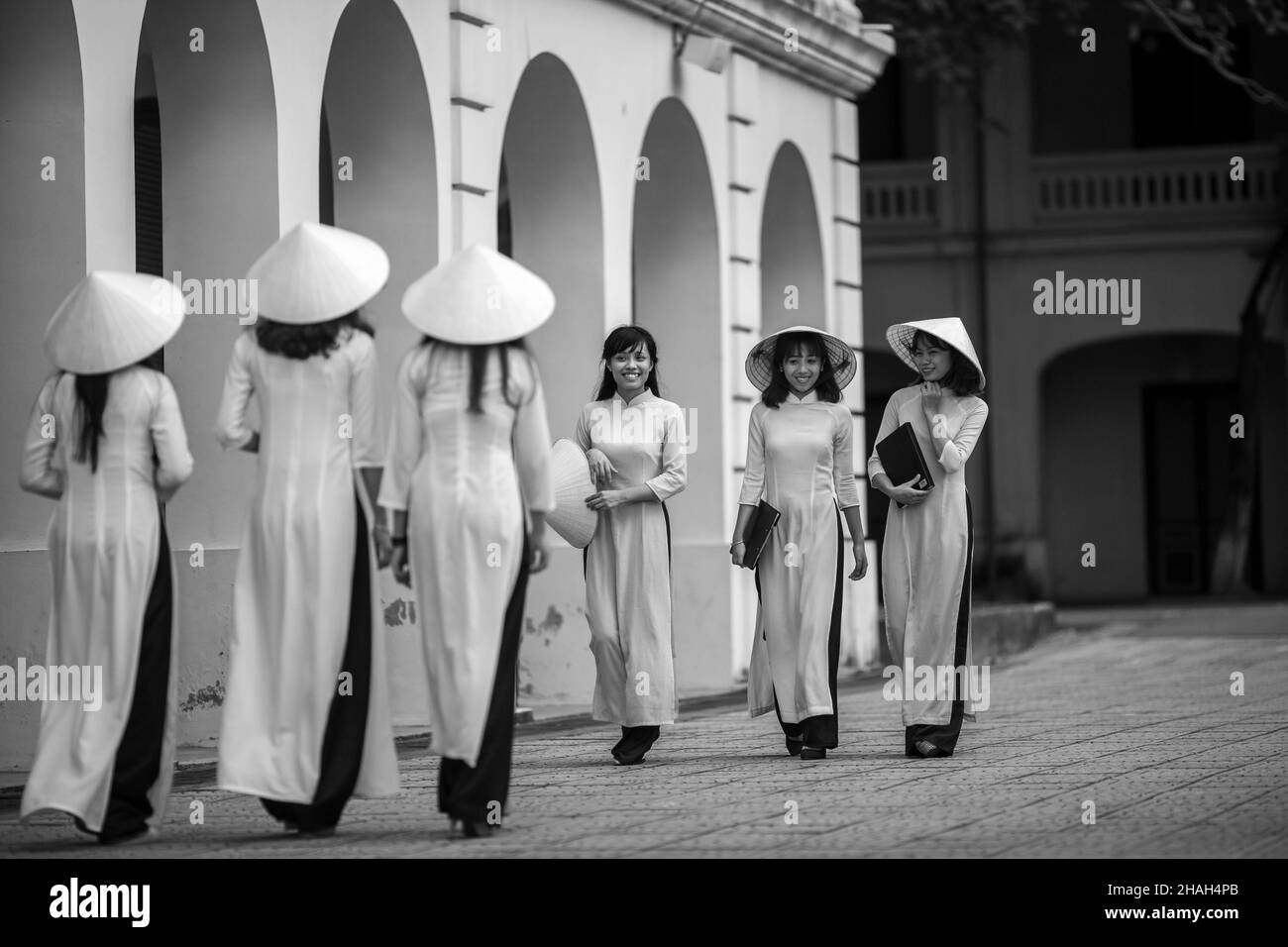 Dress Ao dai è stato a lungo un costume tradizionale e una caratteristica culturale tipica della nazione vietnamita. Attraverso ogni periodo di sviluppo di hist Foto Stock