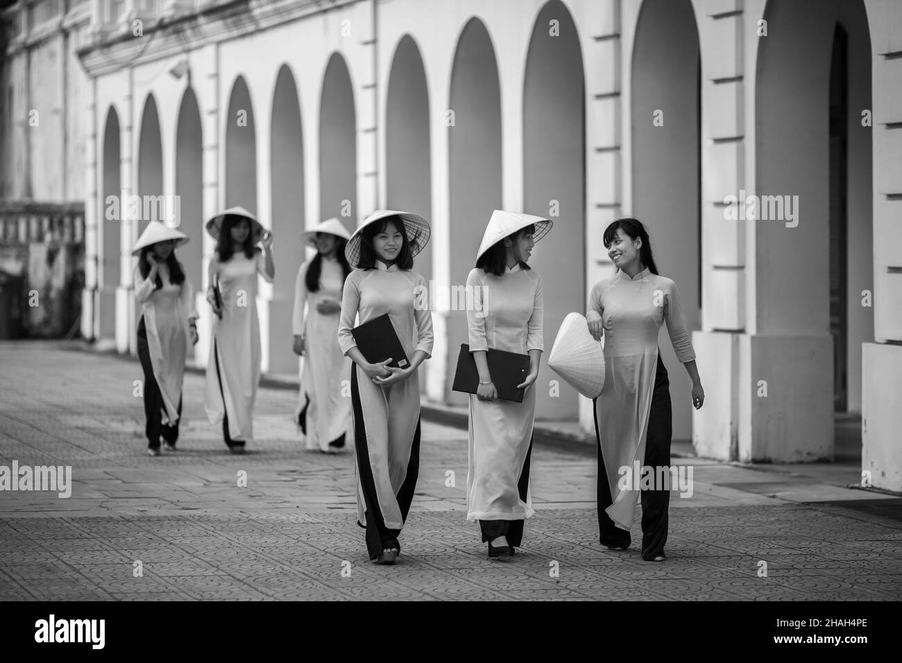 Dress Ao dai è stato a lungo un costume tradizionale e una caratteristica culturale tipica della nazione vietnamita. Attraverso ogni periodo di sviluppo di hist Foto Stock