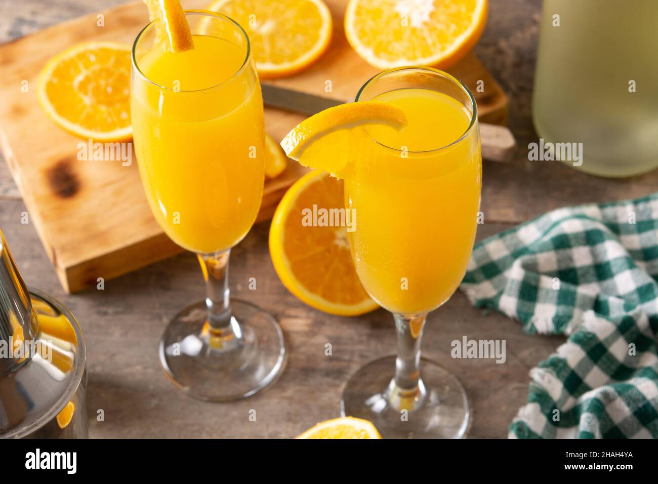 Cocktail di mimosa arancione su un tavolo di legno Foto Stock