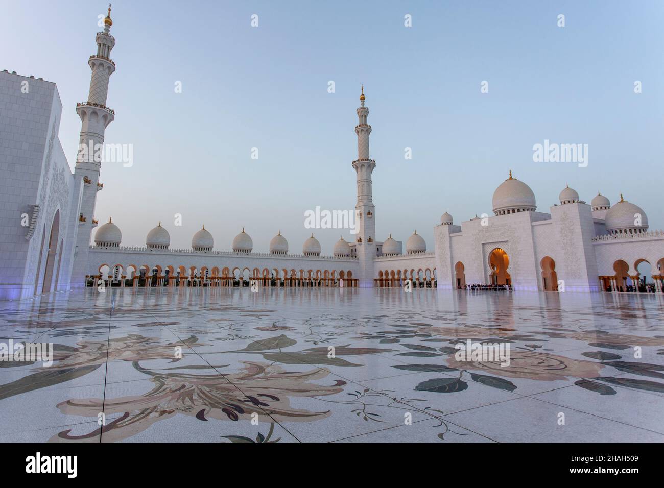 Tramonto alla Grande Moschea di Sheikh Zayed ad Abu Dhabi, Emirati Arabi Uniti, Arabia Foto Stock