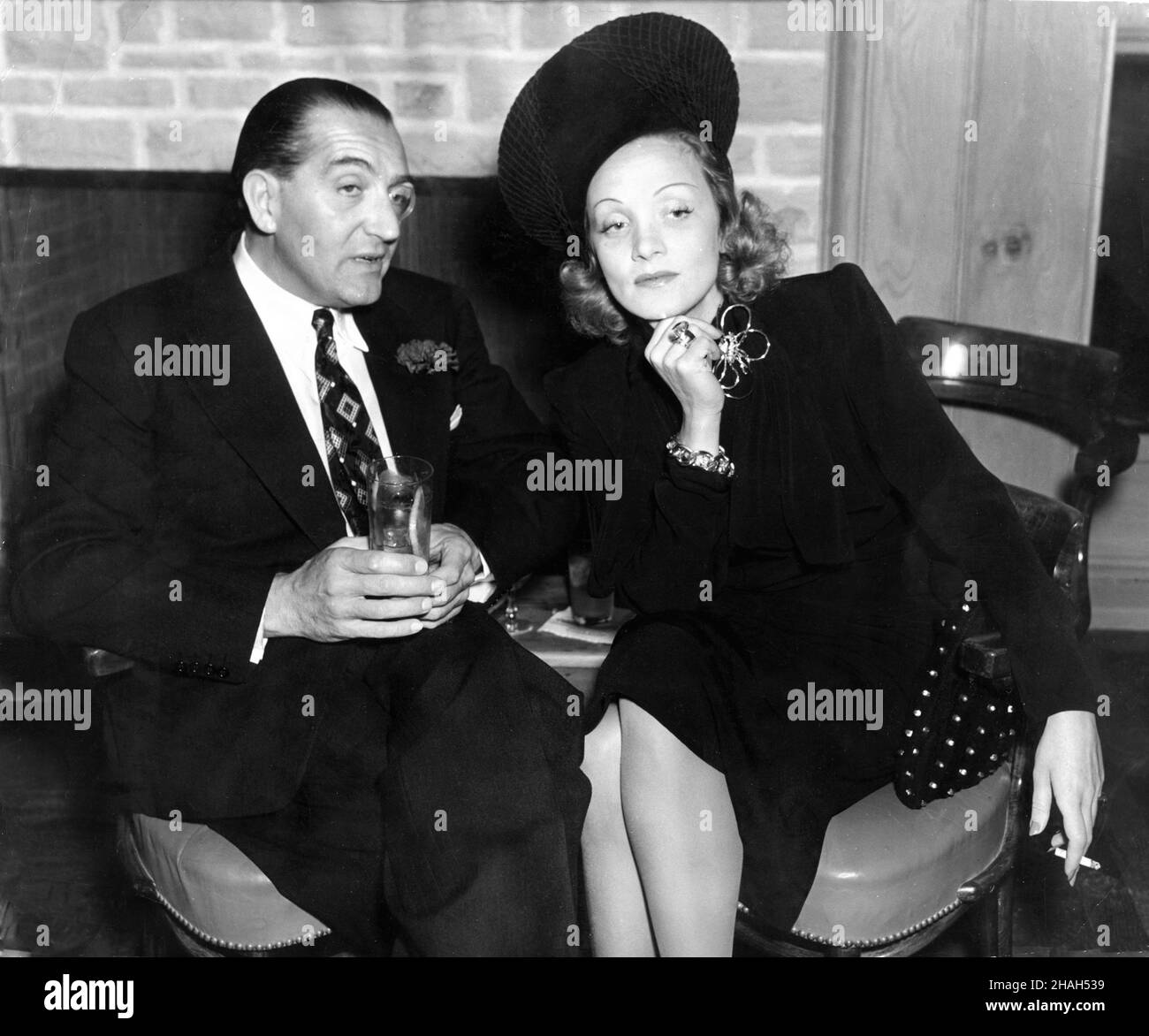 Direttore FRITZ LANG e MARLENE DIETRICH presso l'Hollywood Brown Derby Restaurant circa il 1939 gennaio Foto Stock