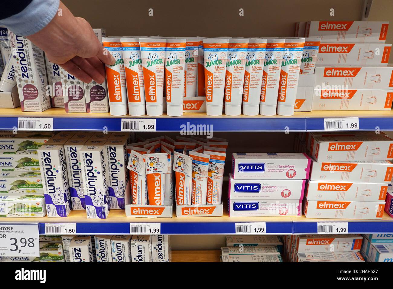 Prodotti per la cura dentale in un negozio Foto Stock