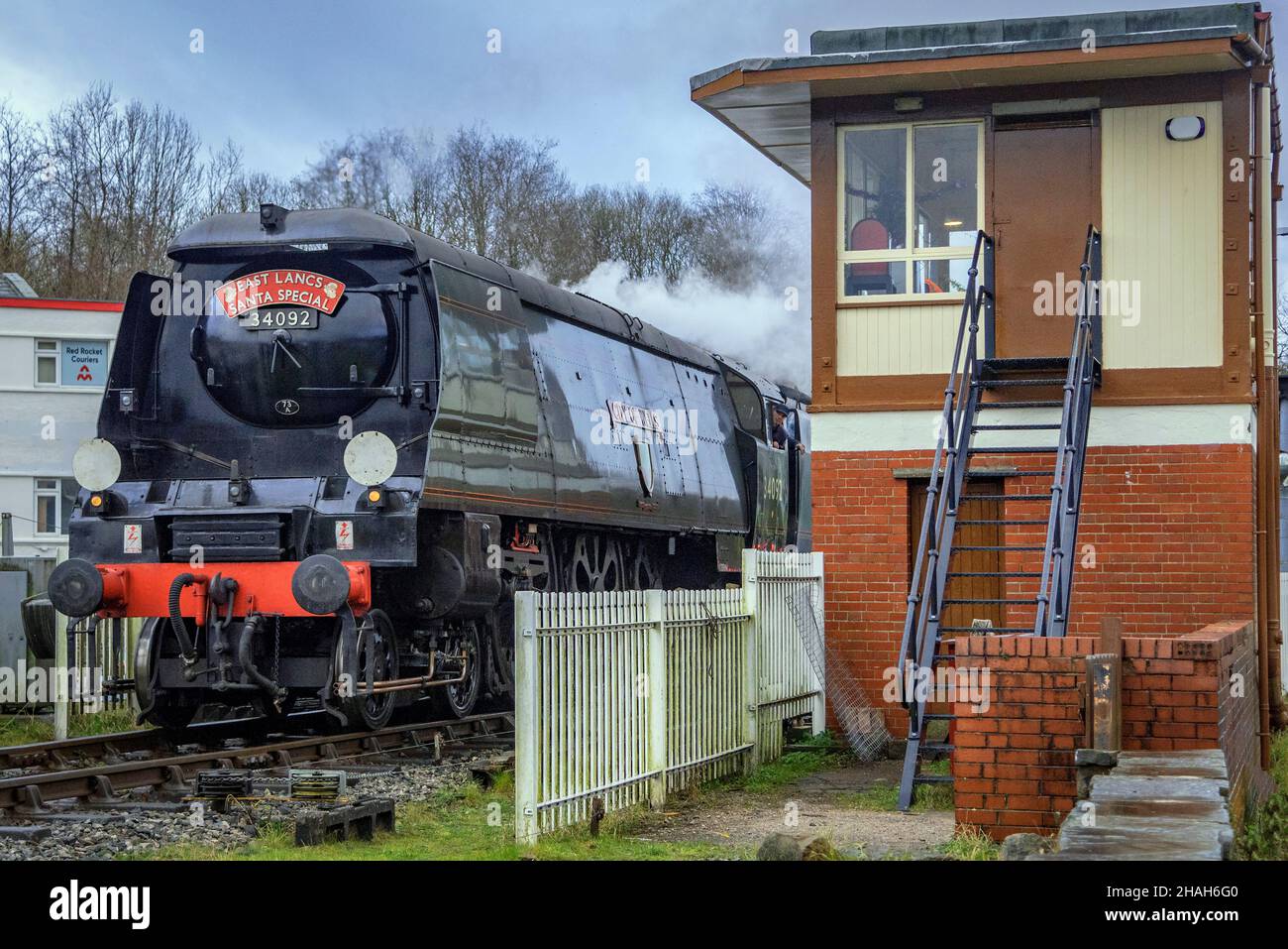 La locomotiva a vapore Heritage City of Wells porta il Santa Special alla stazione di Rawtenstall sulla ferrovia East Lancashire. Foto Stock