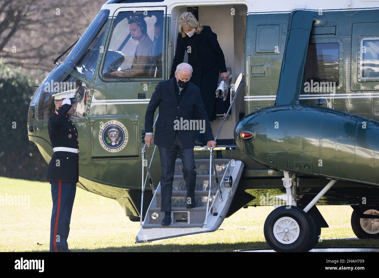 Il presidente degli Stati Uniti Joe Biden e la prima signora Dr. Jill Biden tornano alla Casa Bianca a Washington, DC, dopo aver trascorso il fine settimana a Wilmington, DE, 12 dicembre 2021. Credit: Chris Kleponis/Pool via CNP /MediaPunch Foto Stock