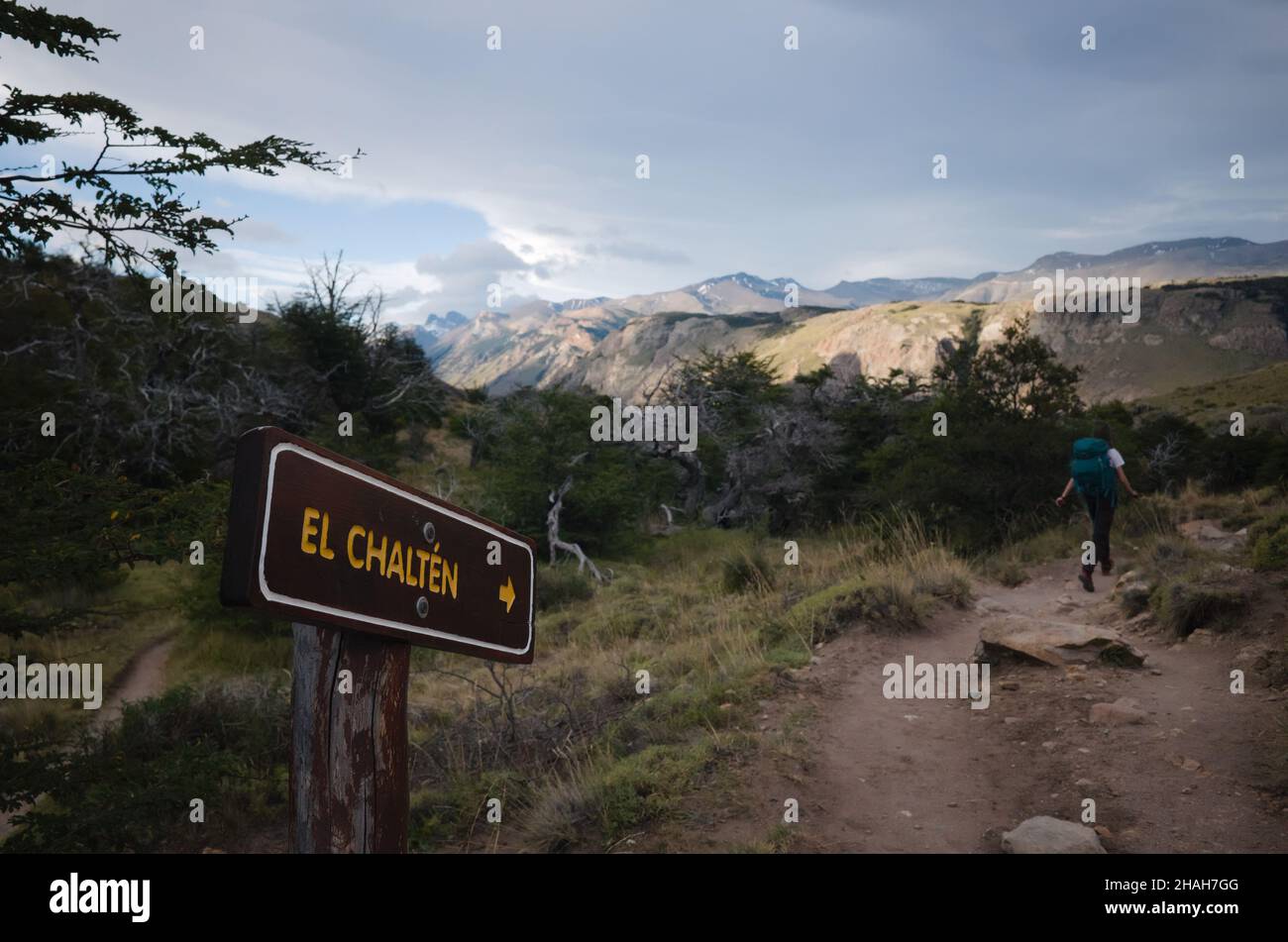 Puntatore a El Chalten sulla strada turistica nel Parco Nazionale Los Glaciares. Turista con zaino sul sentiero escursionistico da Laguna Torre a El Chalten, Andes Foto Stock
