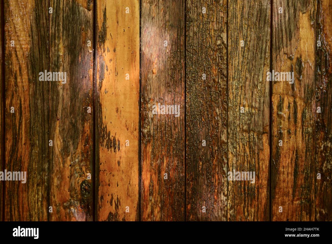 Incrinato vecchio sfondo di legno di tavole verticali marroni con vernice da peeling. Foto Stock