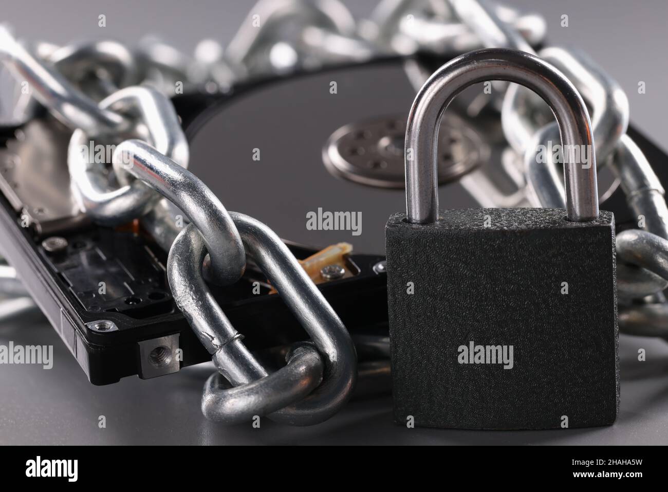 Il disco rigido è avvolto a catena e fissato con un lucchetto Foto Stock