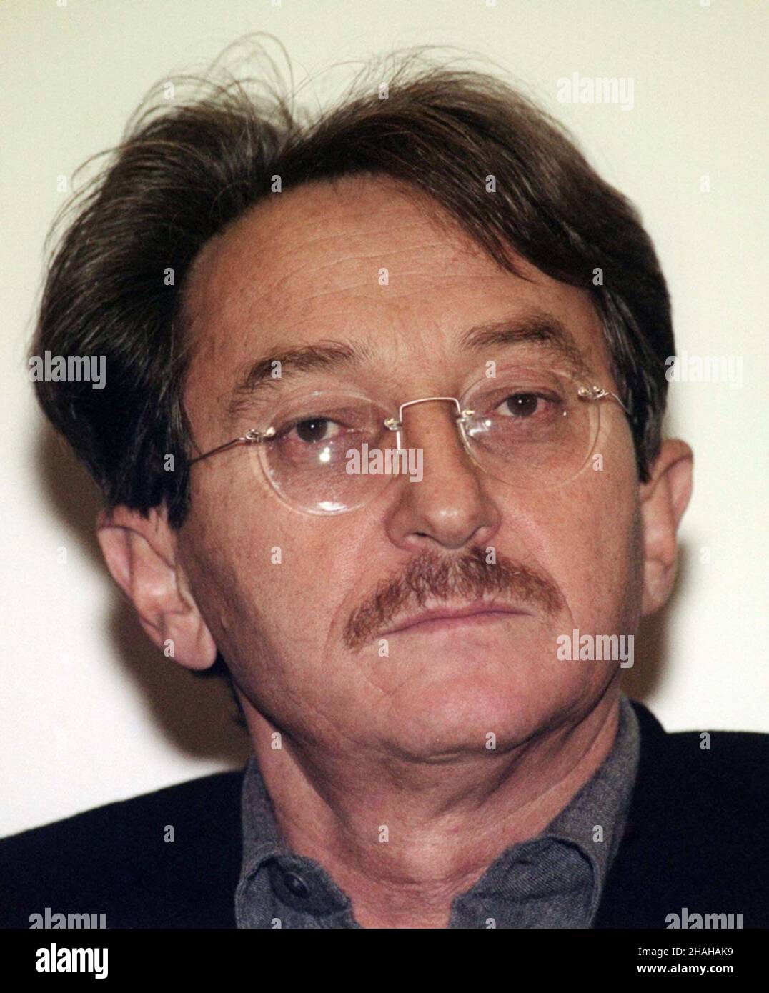 Warszawa, 06.01.2000. Allan Starski, scenografia filmowy i teatralny, zdobywca Oscara. (sig.) PAP/Radek Pietruszka Varsavia, 06.01.2000. Vincitore dell'Academy Award, designer polacco e decoratore del set Allan Starski. (sig.) PAP/Radek Pietruszka Foto Stock