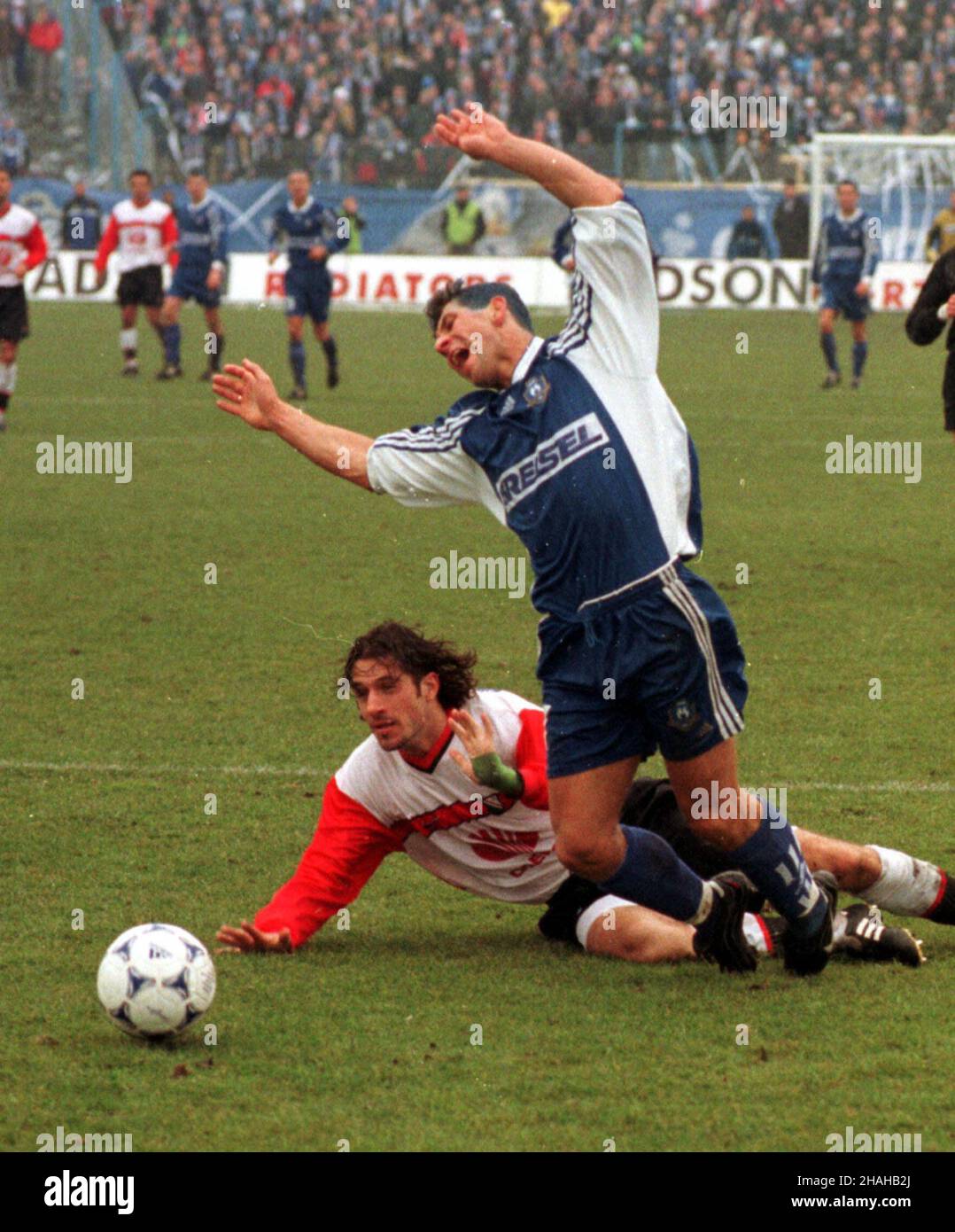 Poznañ, 26.03.2000. Mecz Lech - Legia. N/z. S³awomir Suchomski (Lech) faulowany na polu karnym przez Macieja Murawskiego. (sig.) PAP/Remigiusz Sikora Poznan, 26.03.2000. Lech vs Legia. Nella foto: Slawomir Suchomski di Lech (up) e Maciej Murawski di Legia (bottom). (sig.) PAP/Remigiusz Sikora Foto Stock