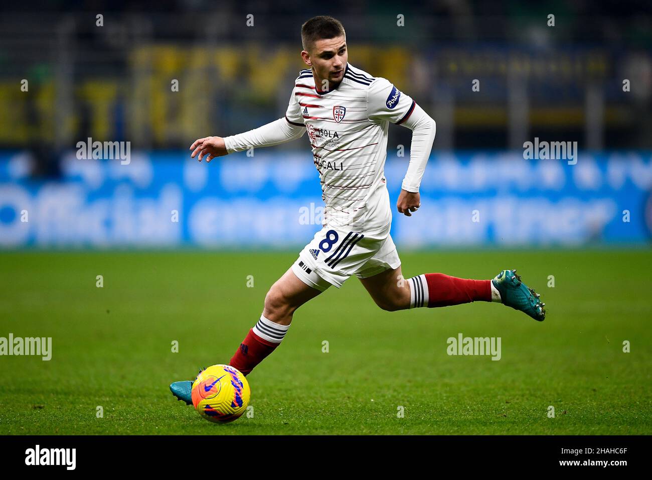 Milano, Italia. 12 dicembre 2021. Razvan Marin di Cagliari Calcio in azione durante la Serie Una partita di calcio tra il FC Internazionale e Cagliari Calcio. Credit: Nicolò campo/Alamy Live News Foto Stock