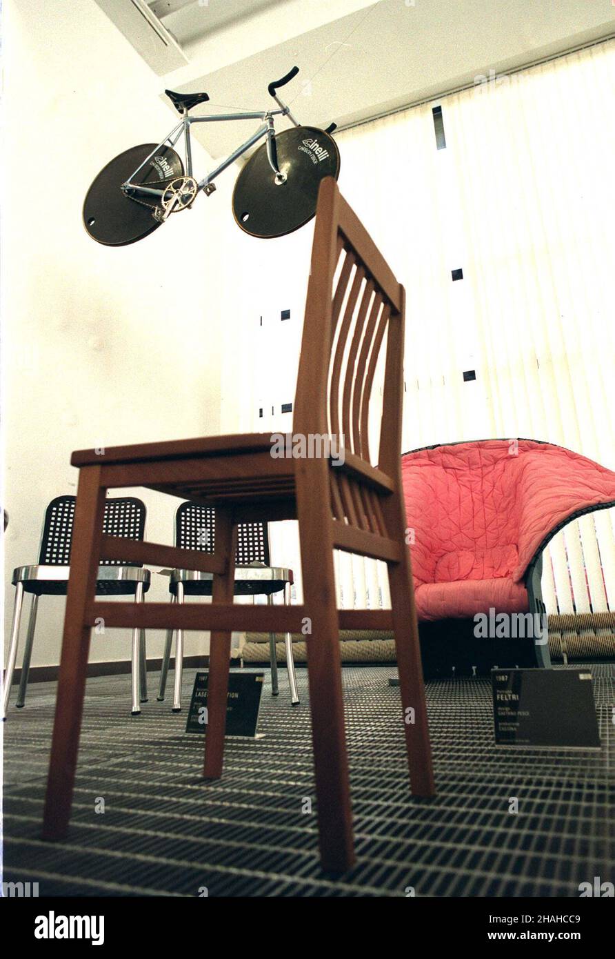 Warszawa, 23.10.2000. Otwarcie wystawy '100 Przedmiotów W³oskiego Wzornictwa Przemys³owego 1945 - 1990', w Warszawie. N/z: Frammento ekspozycji. (kru) PAP/Jacek Turczyk Varsavia, 23.10.2000. A Varsavia è stata inaugurata la mostra '100 Objects of Italian Industrial Design, 1945-1990'. (kru) PAP/Jacek Turczyk Foto Stock