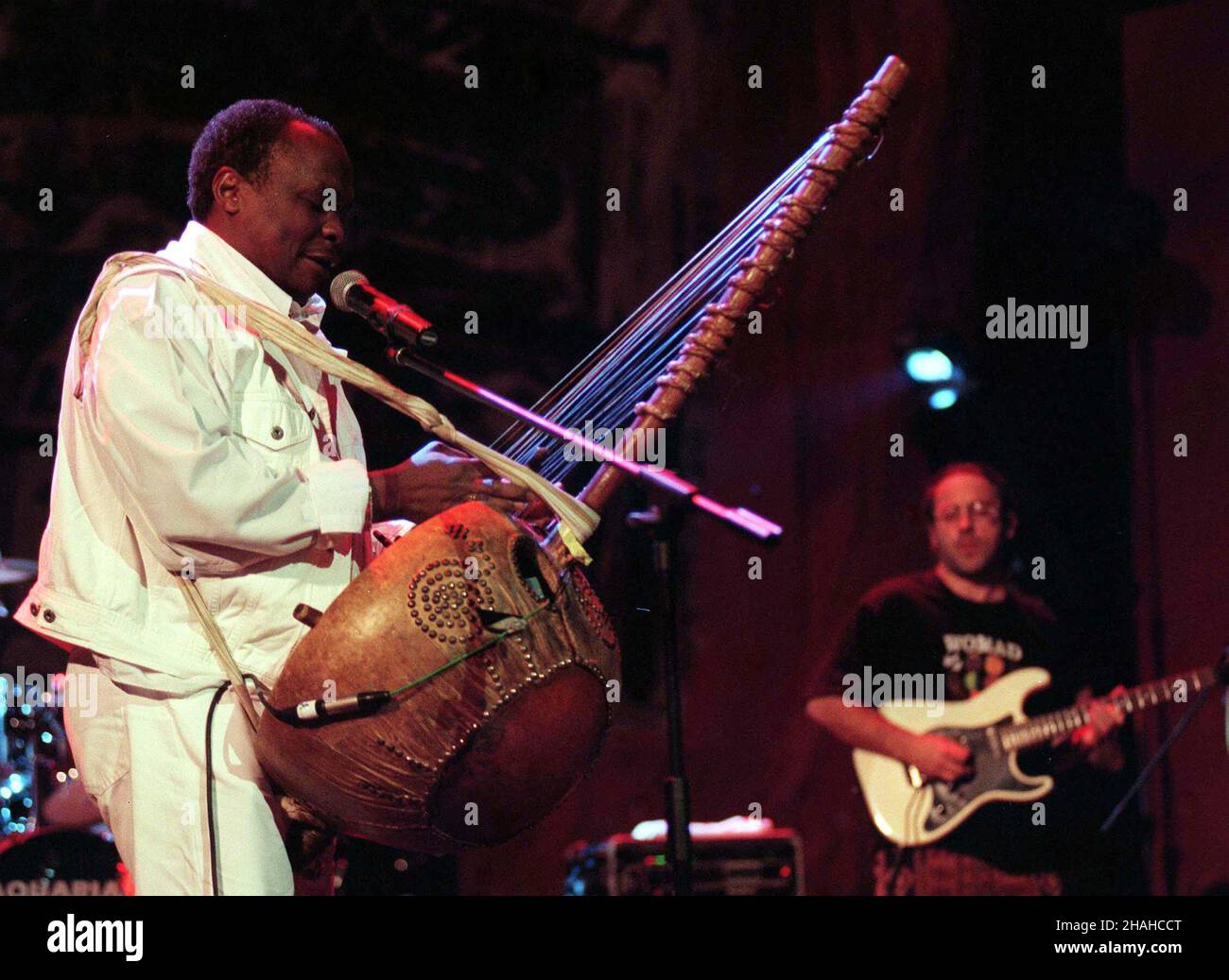 Warszawa, 29.10.2000. Wystêp afrykañskiego wokalisty Mory Kante z zespo³em w warszawskiej sali Kongressowej zakoñczy³ 42. Festiwal Jazz Jamboree. (kru) PAP/Jacek Turczyk Varsavia, 29.10.2000. Concerto del cantante africano Mory Kante (L) terminato il Jazz Jamboree Festival 42nd a Varsavia. (kru) PAP/Jacek Turczyk Foto Stock