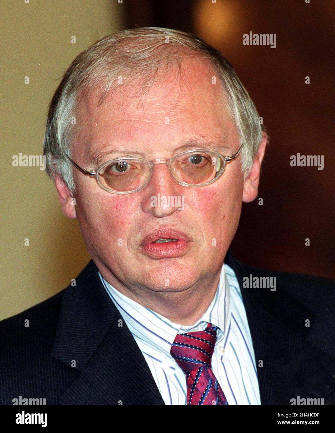Warszawa, 23.10.2000. Komisja Europejska przygotowuje strategiczny dokument dotycz¹cy rozszerzenia UE, w którym nacisk bêdzie po³o¿ony na polityczne aspekty przyjêcia nowych pañstw do Unii. Informacjê o tym przekaza³ komisarz ds. Rozszerzenia UE Guenter Verheugen. (sig.) PAP/Radek Pietruszka Varsavia, 23.10.2000. Commissario europeo per l'allargamento Guenter Verheugen durante una conferenza stampa. Guenter Verheugen ha annunciato i piani dell'UE in merito al suo allargamento a nuovi paesi. L'accento sarà posto sugli aspetti politici. (sig.) PAP/Radek Pietruszka Foto Stock