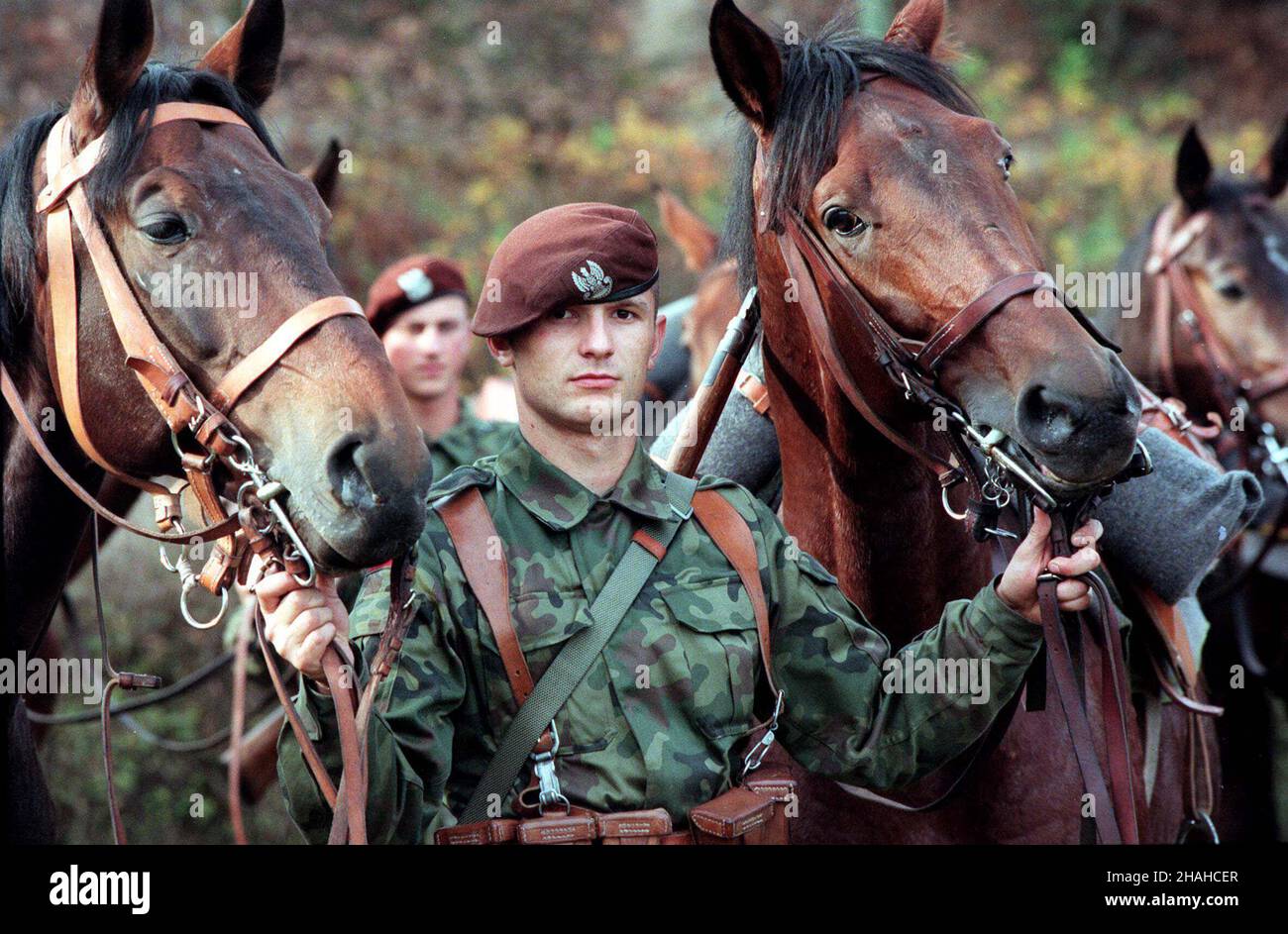 Weso³a k. Warszawy, 08.11.2000. ¯o³nierze ze Szwadronu jazdy Rzeczpospolitej Polskiej æwicz¹ na hipodromie w Starej Mi³osnej (Weso³a k. Warszawy) przed uroczystoœciami zwi¹zanymi ze Œwiêtem 11 Listopada. (kru) PAP/Przemek Wierzchowski Wesola, 08.11.2000. I soldati di cavalleria leggera del Battaglione dell'esercito polacco si allena prima della Giornata Nazionale dell'Indipendenza, a Wesola, nei pressi di Varsavia. (kru) PAP/Przemek Wierzchowski (kru) PAP/Przemek Wierzchowski Foto Stock