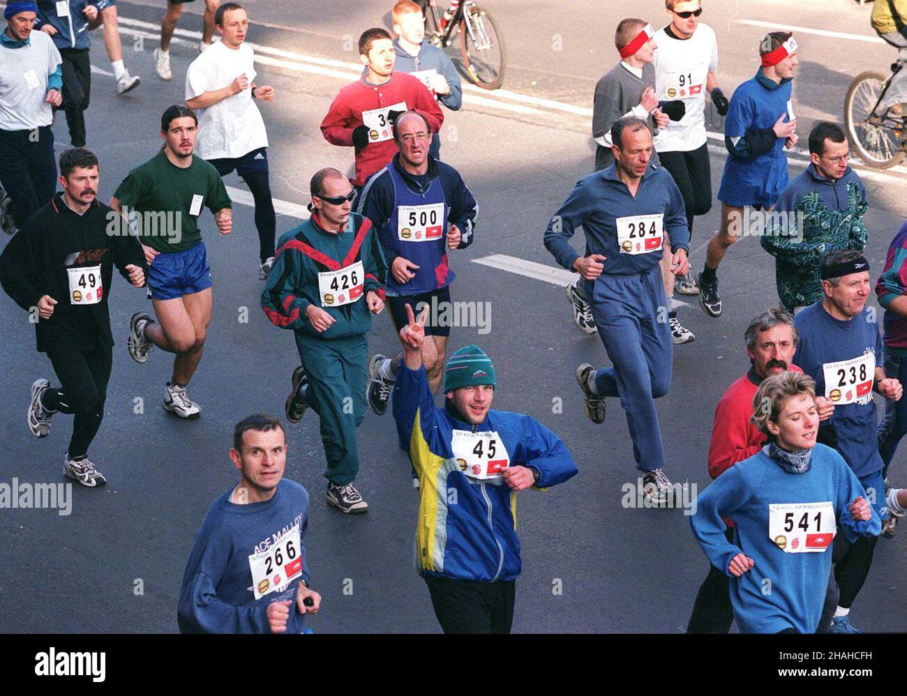 Varsavia, 12.11.2000. Na trasê 12. Biegu Niepodleg³oœci w Warszawie wyruszy³o wczoraj 686 osób, co jest rekordem frekwencji tej imprezy. (kru) PAP/Przemek Wierzchowski Varsavia, 12.11.2000. 12th Indipendenza Race a Varsavia. (kru) PAP/Przemek Wierzchowski Foto Stock