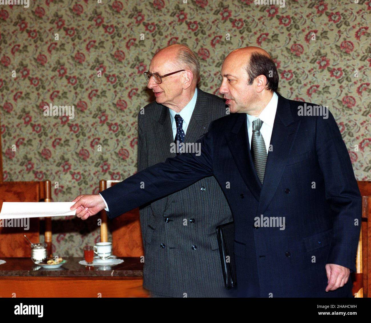 Warszawa, 23.11.2000. Il Ministro spraw zagranicznych Rosji Igor Iwanow (P) i Minister spraw zagranicznych Polski W³adys³aw Bartoszewski (L) w oczekiwaniu na spotkanie z premierem w Kancelarii PRM. (sig.) PAP/Radek Pietruszka Varsavia, 23.11.2000. Il ministro degli Esteri russo Igor Sergeyevich Ivanov (R) e il polacco FM Wladyslaw Bartoszewski (L) prima dell'incontro con il PM polacco. (sig.) PAP/Radek Pietruszka Foto Stock