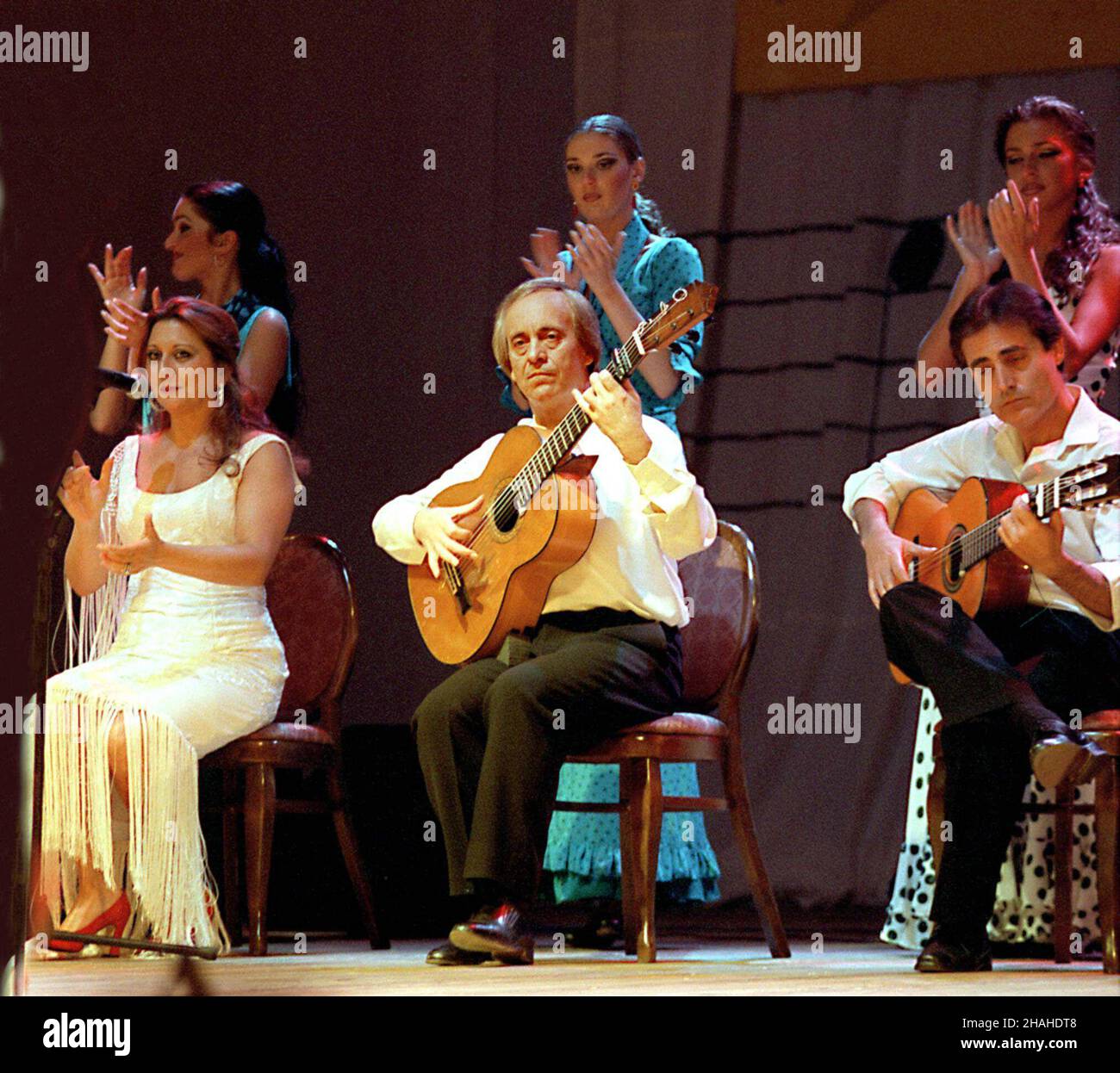 Warszawa, 27.05.2001. TP SA Music&Film Festival w Warszawie. Gitarzista Paco pena (C) z grup¹ Paco pena Flamenco Dance Company podczas koncertu. (kru) PAP/Jacek Turczyk Varsavia, 27.05.2001. TP SA Music&Film Festival a Varsavia. Sul palco si esibisce un chitarrista spagnolo di flamenco Paco pena (C) con Paco pena Flamenco Dance Company. (kru) PAP/Jacek Turczyk Foto Stock