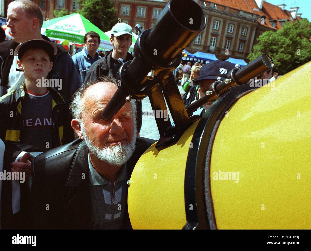 Warszawa, 10.06.2001. Piknik Naukowy, doroczna plenerowa impreza popularyzuj¹ca naukê, organisowana w Warszawie przez Polskie radio. N/z teleskop. (kru) PAP/Jacek Turczyk Varsavia, 10.06.2001. Il Science picnic, un evento all'aperto di divulgazione scientifica, organizzato congiuntamente dalla radio polacca, a Varsavia. Nella foto: Un telescopio. (kru) PAP/Jacek Turczyk Foto Stock