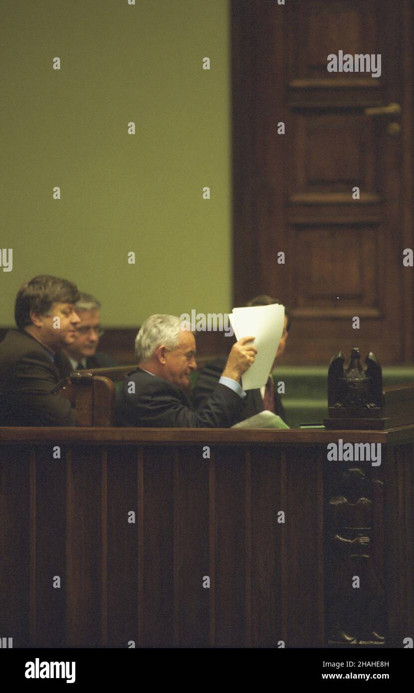 Warszawa 14.03.2002. Szesnaste posiedzenie Sejmu RP IV kadencji poœwiêcone omówieniu podstawowych kierunków polityki zagranicznej RP. NZ. w ³awach rz¹dowych Premier Leszek Miller (P), ministro obrony narodowej Jerzy Szmajdziñski (L). uu PAP/Grzegorz Rogiñski Varsavia 14 marzo 2002. Sejm della Polonia (la Camera bassa del parlamento) in sessione per discutere la politica estera della Polonia. Nella foto: Nelle panchine del governo il primo Ministro Leszek Miller (R), il Ministro della Difesa Nazionale Jerzy Szmajdzinski (L). uu PAP/Grzegorz Roginski Foto Stock