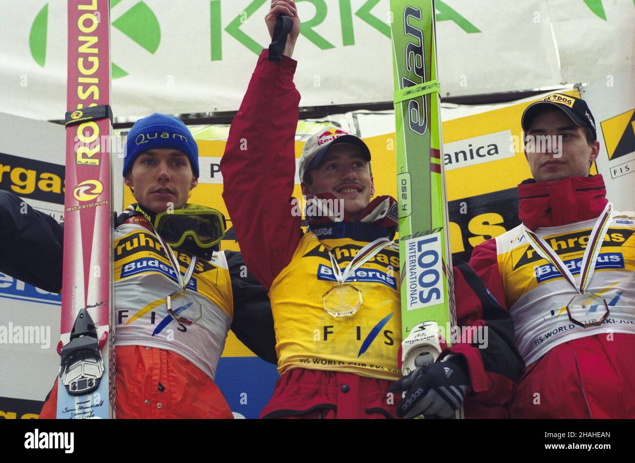 S³owacja Planica 24.03.2002. Fina³ Pucharu Œwiata w Skokach Narciarskich. NZ. Na podio zwyciêzca Adam Ma³ysz (Polska) (C), Sven Hannawald (Niemcy) (L) i Matti Hautamaeki (Finlandia) (P). uu PAP/Grzegorz Rogiñski Slovacchia Planica 24 marzo 2002. Finale del World Cup Ski Jumping. Nella foto: Sul podio il vincitore della Coppa Adam Malysz (Polonia) (C), Sven Hannawald (Germania) (L) e Matti Hautamaeki (Finnland) (R). uu PAP/Grzegorz Roginski Foto Stock