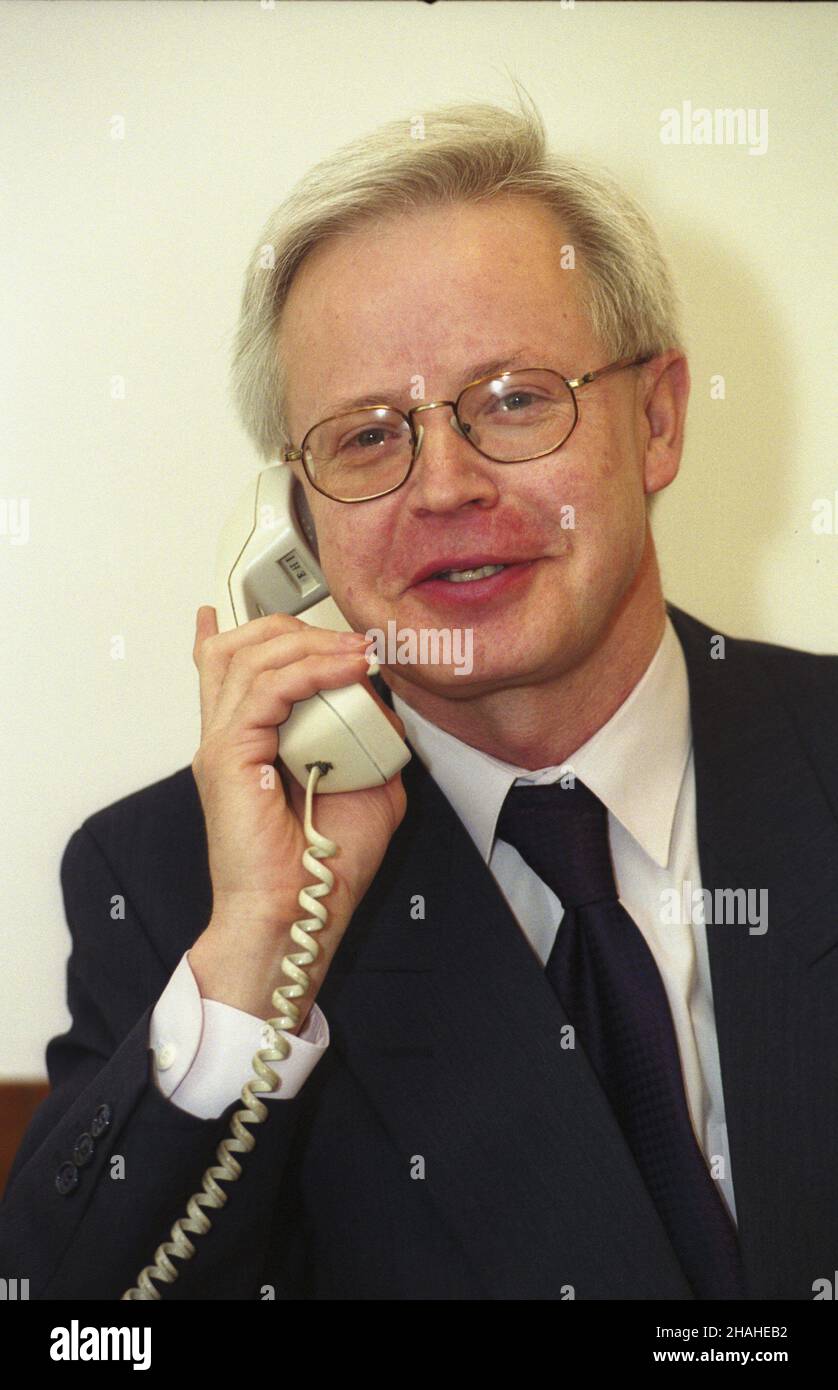 Warszawa 27.03.2002. Polska Agencja Informacyjna (PAI). Dyrektor Centrum Promocji Gospodarczej PAI Ryszard Pyciak w siedzibie agencji przy ul. Bagatela. uu PAP/Grzegorz Rogiñski Varsavia 27 marzo 2002. Agenzia polacca per l'informazione (PAI). Nella foto: direttore del PAI Economic Promotion Centre Ryszard Pyciak nella sede PAI in via Bagatela. uu PAP/Grzegorz Roginski Foto Stock