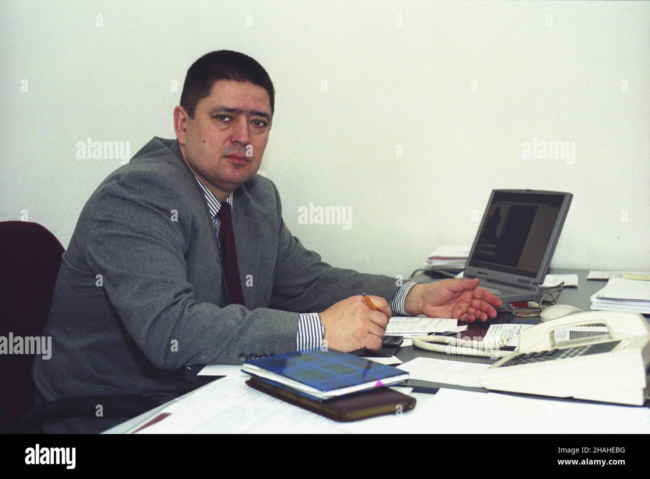 Warszawa 27.03.2002. Polska Agencja Informacyjna (PAI). NZ. Dyrektor Naczelnej Redakcji Mediów PAI Jacek Pawilonis w siedzibie agencji przy ul. Bagatela. uu PAP/Grzegorz Rogiñski Varsavia 27 marzo 2002. Agenzia polacca per l'informazione (PAI). Nella foto: direttore del PAI Media Desk Jacek Pawilonis presso PAI SEAT in via Bagatela. uu PAP/Grzegorz Roginski Foto Stock