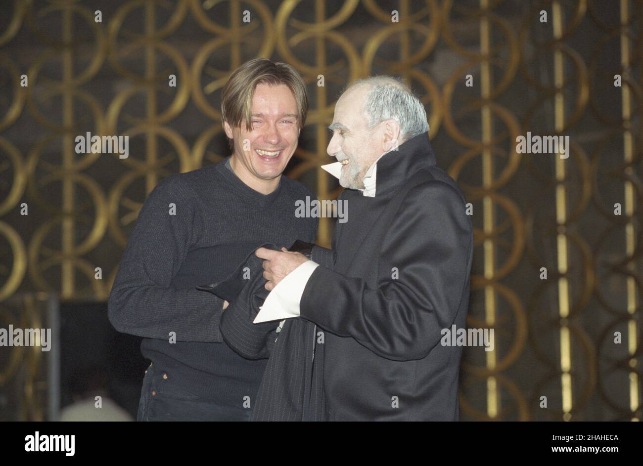 Warszawa 03.04.2002. Eugeniusz Oniegin Piotra Czajkowskiego w re¿yserii Mariusza Treliñskiego (L) w Teatrze wielkim - Operze Narodowej (premiera: 5 kwietnia 2002). Z prawej Jan Peszek (Stary Oniegin). uu PAP/Grzegorz Rogiñski Varsavia 03 aprile 2002. Eugene Onegin di Pyotr Ychaikovsky diretto da Mariusz Trelinski al Grans Theatre - Opera Nazionale (in anteprima il 5 aprile 2002). Da destra Jan Peszej (il vecchio Onegin). uu PAP/Grzegorz Roginski Foto Stock