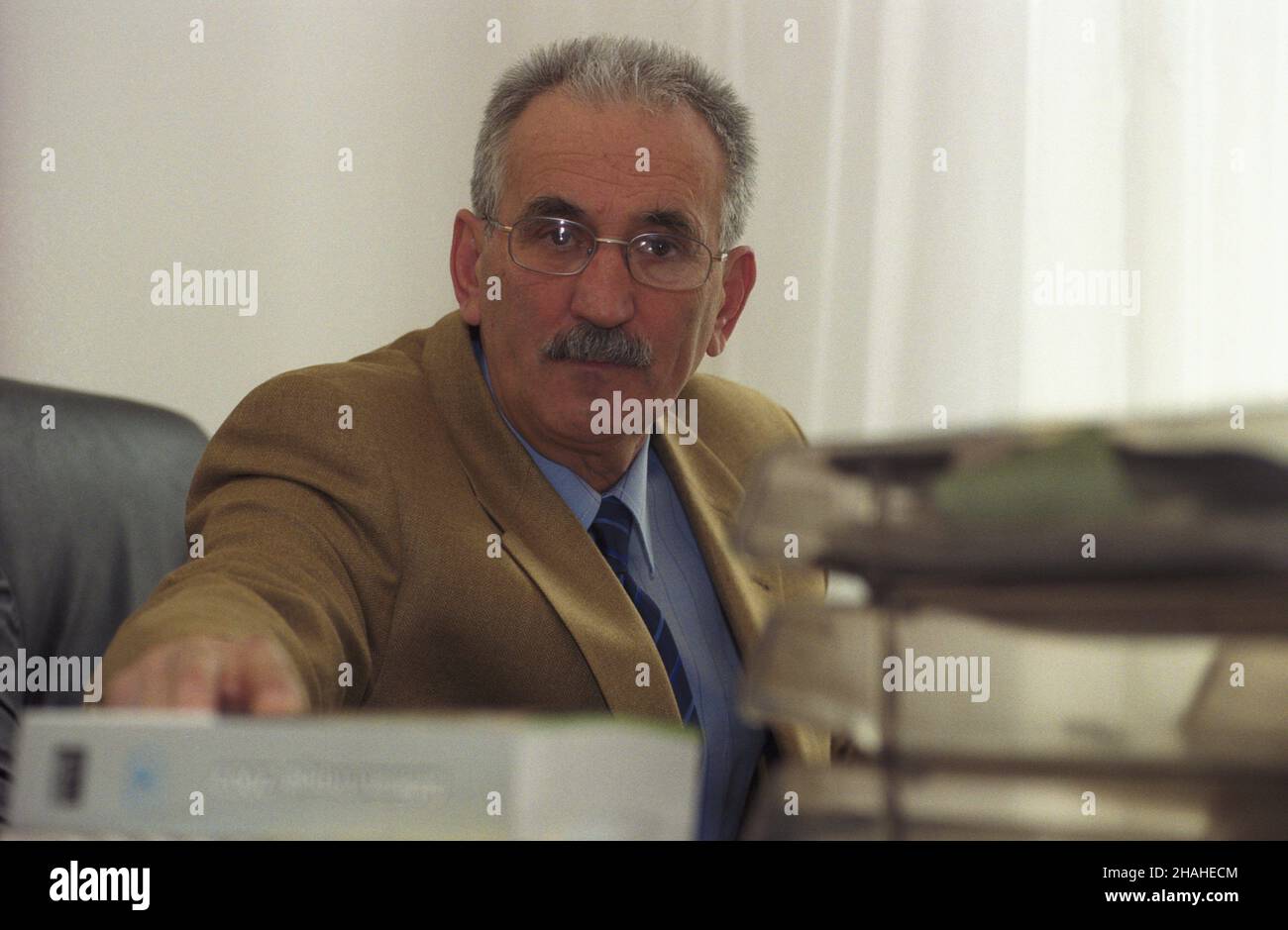 Warszawa 27.03.2002. Polska Agencja Informacyjna (PAI). NZ. cz³onek zarz¹du PAI Pawe³ Deresz w siedzibie agencji przy ul. Bagatela. uu PAP/Grzegorz Rogiñski Varsavia 27 marzo 2002. Agenzia polacca per l'informazione (PAI). Nella foto: membro del consiglio di amministrazione PAI Pawel Deresz presso la sede PAI in via Bagatela. uu PAP/Grzegorz Roginski Foto Stock