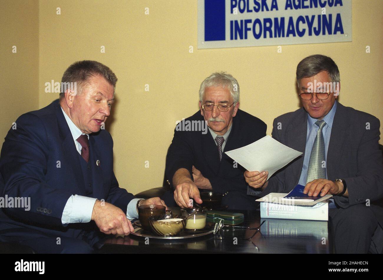 Warszawa 10.04.2002. Konferencja prasowa marsza³ka senatu RP Longina Pastusiaka w Centrum Prasowym Polskiej Agencji Informacyjnej przy ul. Bagatela. NZ. m.in. marsza³ek Pastusiak (L), Dyrektor Centrum Prasowego PAI Stanis³aw £opuszañski (P). uu PAP/Grzegorz Rogiñski Varsavia 10 aprile 2002. Il Presidente del Senato polacco, Longin Pastusiak, tiene una conferenza stampa presso il Centro Stampa dell'Agenzia Polacca per l'informazione (PAI) in via Bagatela. Tra gli altri: Longin Pastusiak (L), direttore del PAI Press Centre Stanislaw Lopuszanski (R). uu PAP/Grzegorz Roginski Foto Stock