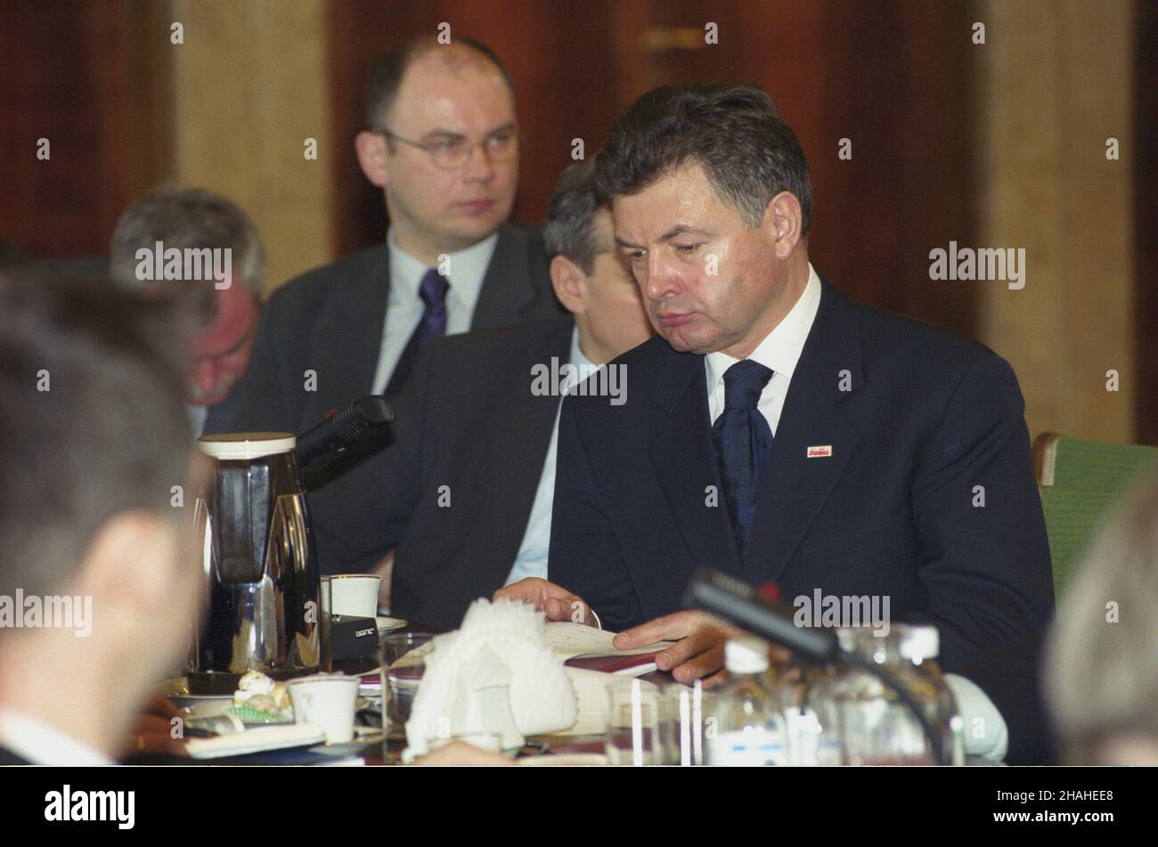 Warszawa 10.04.2002. Konferencja prasowa marsza³ka senatu RP Longina Pastusiaka w Centrum Prasowym Polskiej Agencji Informacyjnej przy ul. Bagatela. NZ. przewodnicz¹cy NSZZ Solidarnoœæ Marian Krzaklewski (na pierwszym planie). uu PAP/Grzegorz Rogiñski Varsavia 10 aprile 2002. Il Presidente del Senato polacco, Longin Pastusiak, tiene una conferenza stampa presso il Centro Stampa dell'Agenzia Polacca per l'informazione (PAI) in via Bagatela. Nella foto: Leader sindacale di solidarietà Marian Krzaklewski (in primo piano). uu PAP/Grzegorz Roginski Foto Stock