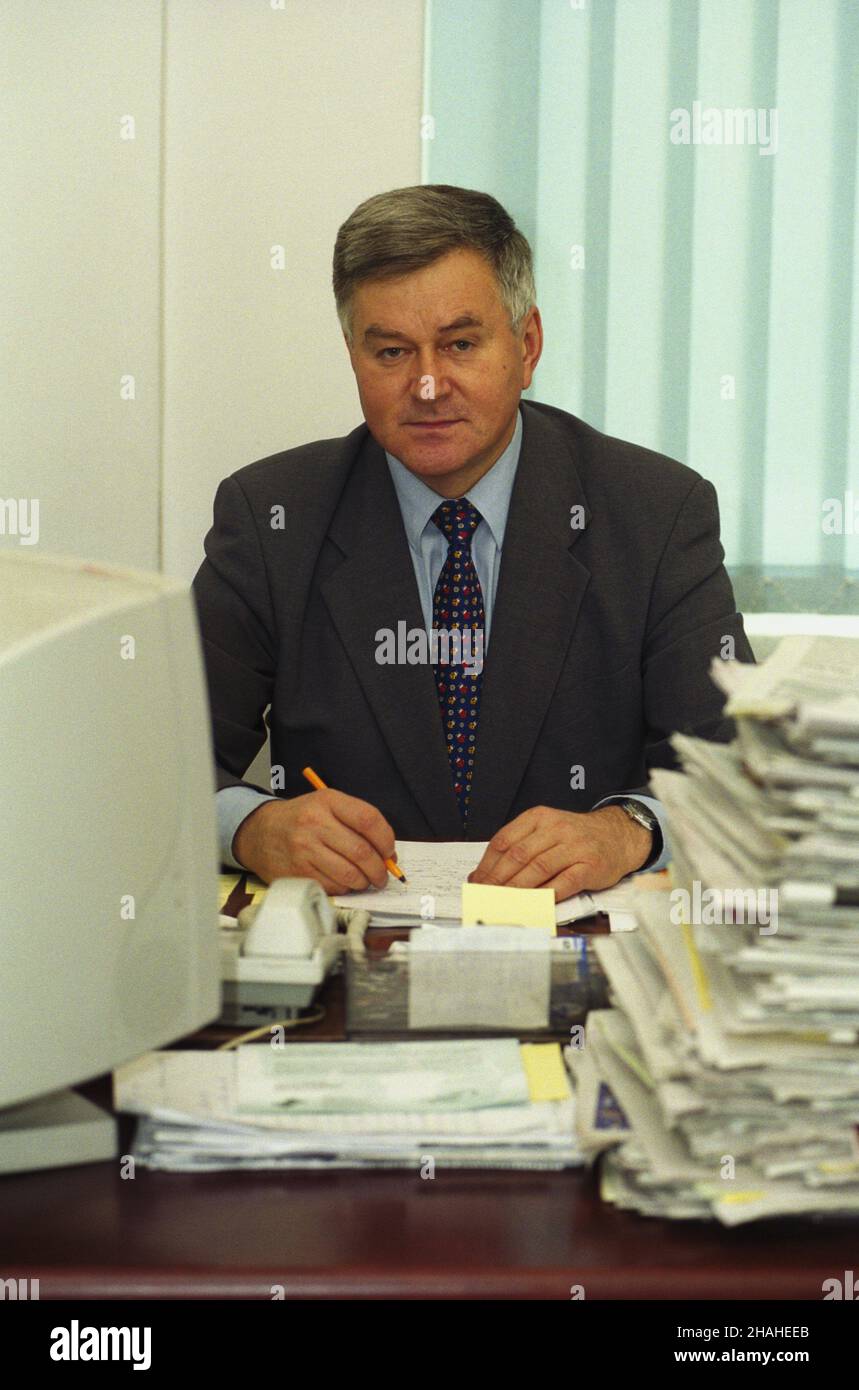 Warszawa 27.03.2002. Polska Agencja Informacyjna (PAI). Dyrektor Centrum Prasowego PAI Stanis³aw £opuszañski w siedzibie agencji przy ul. Bagatela. uu PAP/Grzegorz Rogiñski Varsavia 27 marzo 2002. Agenzia polacca per l'informazione (PAI). Nella foto: direttore del Centro Stampa PAI Stanislaw Lopuszanski a PAI sede in via Bagatela uu PAP/Grzegorz Roginski Foto Stock