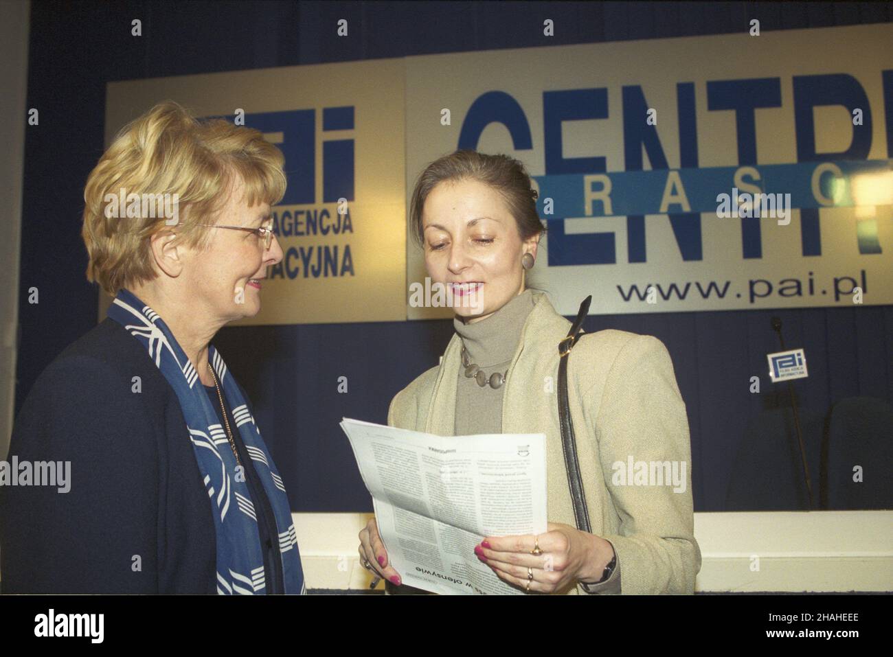 Warszawa 27.03.2002. Spotkanie Wielkanocne z korespondentami zagranicznymi w Centrum Prasowym Polskiej Agencji Informacyjnej przy ul. Bagatela. NZ. m.in. Wiceprezes zarz¹du PAI Anna Szymañska-Kwiatkowska (L). uu PAP/Grzegorz Rogiñski Varsavia 27 marzo 2002. Incontro pasquale con corrispondenti stranieri presso il Centro Stampa dell'Agenzia Polacca per l'informazione (PAI) in via Bagatela. Tra gli altri: vice presidente del consiglio di amministrazione PAI Anna Szymanska-Kwiatkowska (L). uu PAP/Grzegorz Roginski Foto Stock