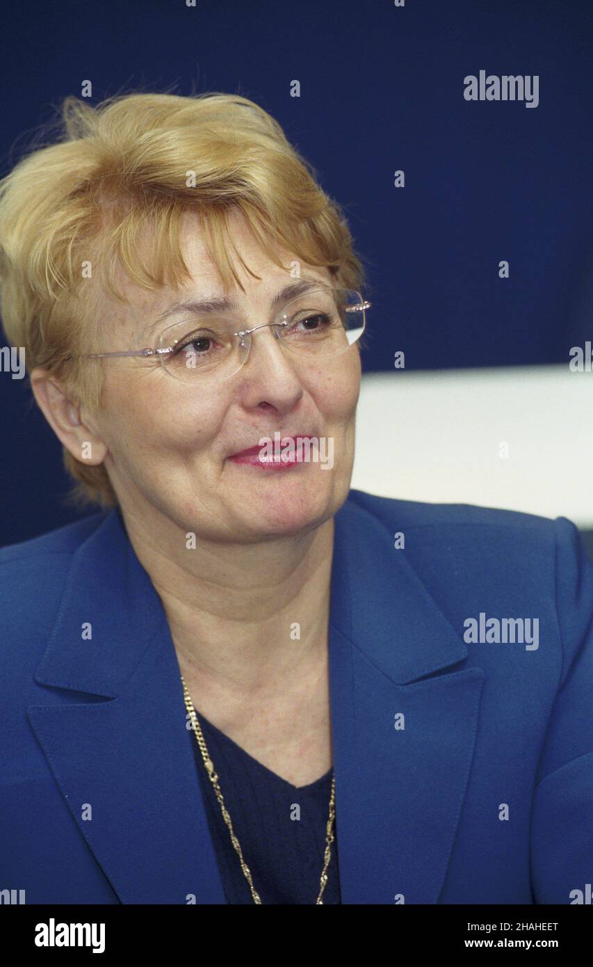 Warszawa 10.04.2002. Konferencja prasowa marsza³ka senatu RP Longina Pastusiaka w Centrum Prasowym Polskiej Agencji Informacyjnej przy ul. Bagatela. NZ. Wiceprezes zarz¹du PAI Anna Szymañska-Kwiatkowska. uu PAP/Grzegorz Rogiñski Varsavia 10 aprile 2002. Il Presidente del Senato polacco, Longin Pastusiak, tiene una conferenza stampa presso il Centro Stampa dell'Agenzia Polacca per l'informazione (PAI) in via Bagatela. Nella foto: vice presidente del consiglio di amministrazione PAI Anna Szymanska-Kwiatkowska. uu PAP/Grzegorz Roginski Foto Stock