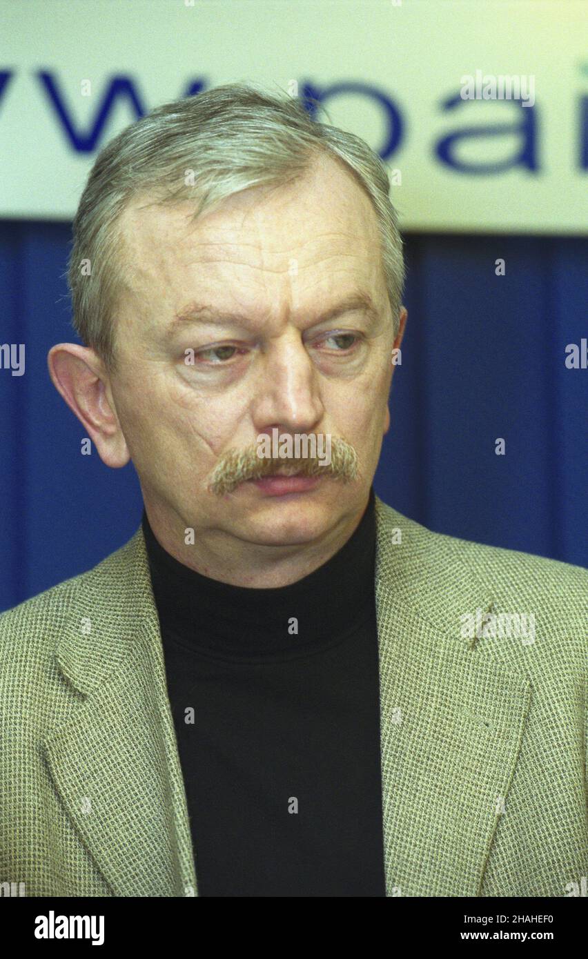 Warszawa 05.04.2002. Centrum Prasowe Polskiej Agencji Informacyjnej przy ul. Bagatela. Og³oszenie nominacji do nagrotty muzycznej Fryderyk 2001, przyznawanej przez Akademiê Fonograficzn¹ w kilkunastu kategoriach. Muzykolog i re¿yser dŸwiêku, szef Polskich Nagrañ Mieczys³aw Kominek. uu PAP/Grzegorz Rogiñski Varsavia 5 aprile 2002. Il Centro Stampa dell'Agenzia Polacca per l'informazione in via Bagatela. L'annuncio delle candidature per i premi musicali Fryderyk 2001, assegnati in oltre dieci categorie dall'Accademia fonografica. Nella foto: Testa della casa discografica di Polskie Nagrania Mieczyslaw Foto Stock