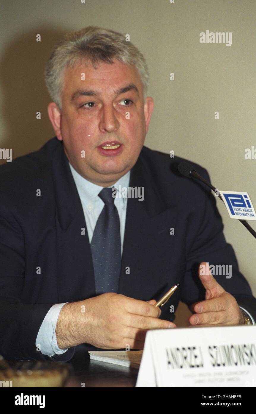 Warszawa 08.04.2002. Konferencja prasowa prezesa Stowarzyszenia Polska Wódka (Associazione Polacca Vodka) Andrzeja Szumowskiego w Centrum Prasowym Polskiej Agencji Informacyjnej (PAI), ul. Bagatela 12. uu PAP/Grzegorz Rogiñski Varsavia 08 aprile 2002. Conferenza stampa dell'Amministratore Delegato dell'Associazione Polacca Vodka Andrzej Szumowski presso il Centro Stampa dell'Agenzia Polacca dell'informazione (PAI), 12 Bagatela Street. uu PAP/Grzegorz Roginski Foto Stock