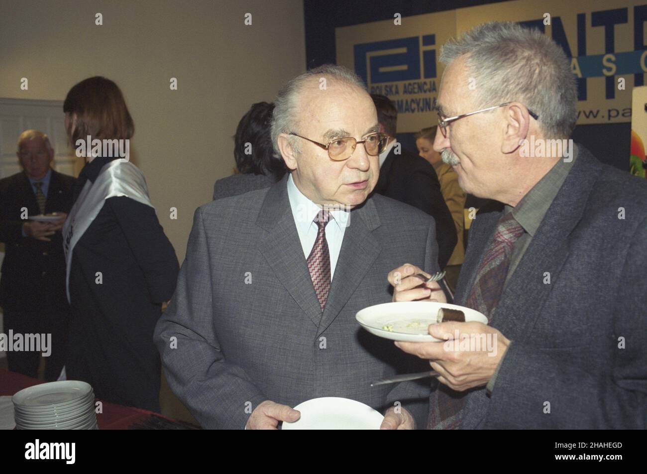 Warszawa 27.03.2002. Spotkanie Wielkanocne z korespondentami zagranicznymi w Centrum Prasowym Polskiej Agencji Informacyjnej przy ul. Bagatela. NZ. m.in. cz³onek zarz¹du PAI Pawe³ Deresz (P). uu PAP/Grzegorz Rogiñski Varsavia 27 marzo 2002. Incontro pasquale con corrispondenti stranieri presso il Centro Stampa dell'Agenzia Polacca per l'informazione (PAI) in via Bagatela. Tra gli altri: membro del consiglio di amministrazione PAI Pawel Deresz (R). uu PAP/Grzegorz Roginski Foto Stock