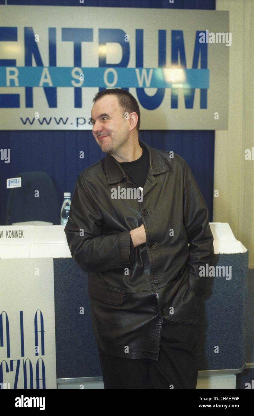 Warszawa 05.04.2002. Centrum Prasowe Polskiej Agencji Informacyjnej przy ul. Bagatela. Og³oszenie nominacji do nagrotty muzycznej Fryderyk 2001, przyznawanej przez Akademiê Fonograficzn¹ w kilkunastu kategoriach. NZ. Dziennikarz muzyczny, DJ Hirek Wrona. uu PAP/Grzegorz Rogiñski Varsavia 5 aprile 2002. Il Centro Stampa dell'Agenzia Polacca per l'informazione in via Bagatela. L'annuncio delle candidature per i premi musicali Fryderyk 2001, assegnati in oltre dieci categorie dall'Accademia fonografica. Nella foto: Giornalista musicale, DJ Hirek Wrona. uu PAP/Grzegorz Roginski Foto Stock