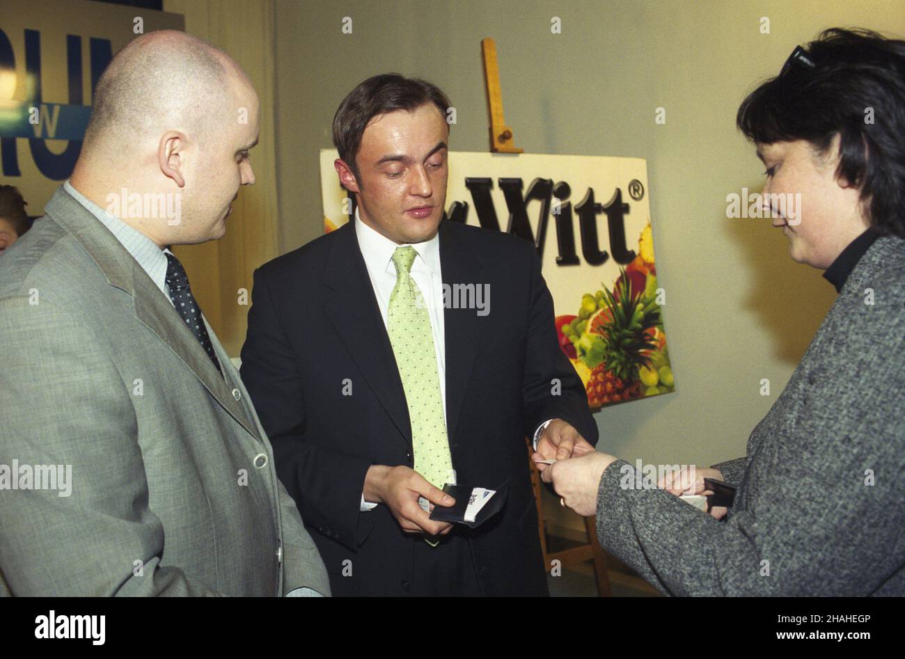 Warszawa 27.03.2002. Spotkanie Wielkanocne z korespondentami zagranicznymi w Centrum Prasowym Polskiej Agencji Informacyjnej przy ul. Bagatela. NZ. m.in. Prezes zarz¹du PAI Rafa³ Steffen (C). uu PAP/Grzegorz Rogiñski Varsavia 27 marzo 2002. Incontro pasquale con corrispondenti stranieri presso il Centro Stampa dell'Agenzia Polacca per l'informazione (PAI) in via Bagatela. Tra gli altri: presidente del consiglio di amministrazione del PAI Rafal Steffen (C). uu PAP/Grzegorz Roginski Foto Stock