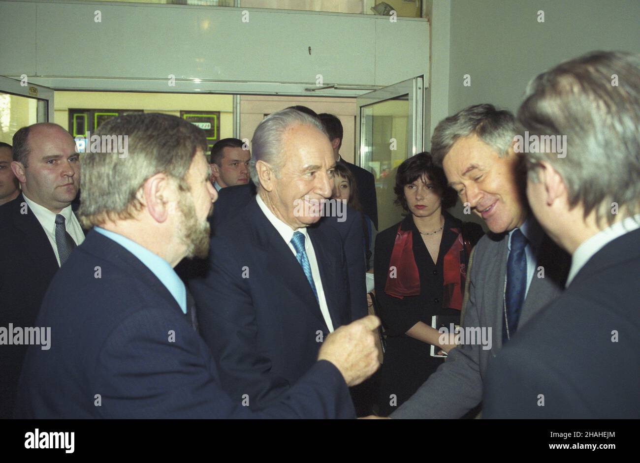 Warszawa 18.04.2002. Wizyta minima spraw zagranicznych Izraela Szymona Peresa w Polsce. Szymon Peres w Polskiej Agencji Informacyjnej przy ul. Bagatela. ministro Peres (C) i Minister spraw zagranicznych W³odzimierz Cimoszewicz (4L) witany przez dyrektora Centrum Prasowego PAI Stanis³awa £opuszañskiego (P). Z lewej ambasador Izraela w RP Szewach Weiss. uu PAP/Grzegorz Rogiñski Varsavia 18 aprile 2002. La visita in Polonia del ministro degli Esteri israeliano Shimon Peres. Shimon Peres presso l'Agenzia Polacca dell'informazione (PAI) in via Bagatela. Nella foto: Ministro Peres (centro) e Foreig Foto Stock