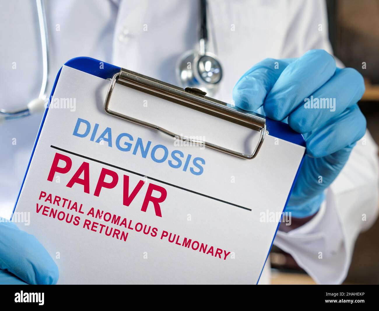 Il medico mostra la diagnosi di PAPVR ritorno venoso polmonare anomalo parziale. Foto Stock