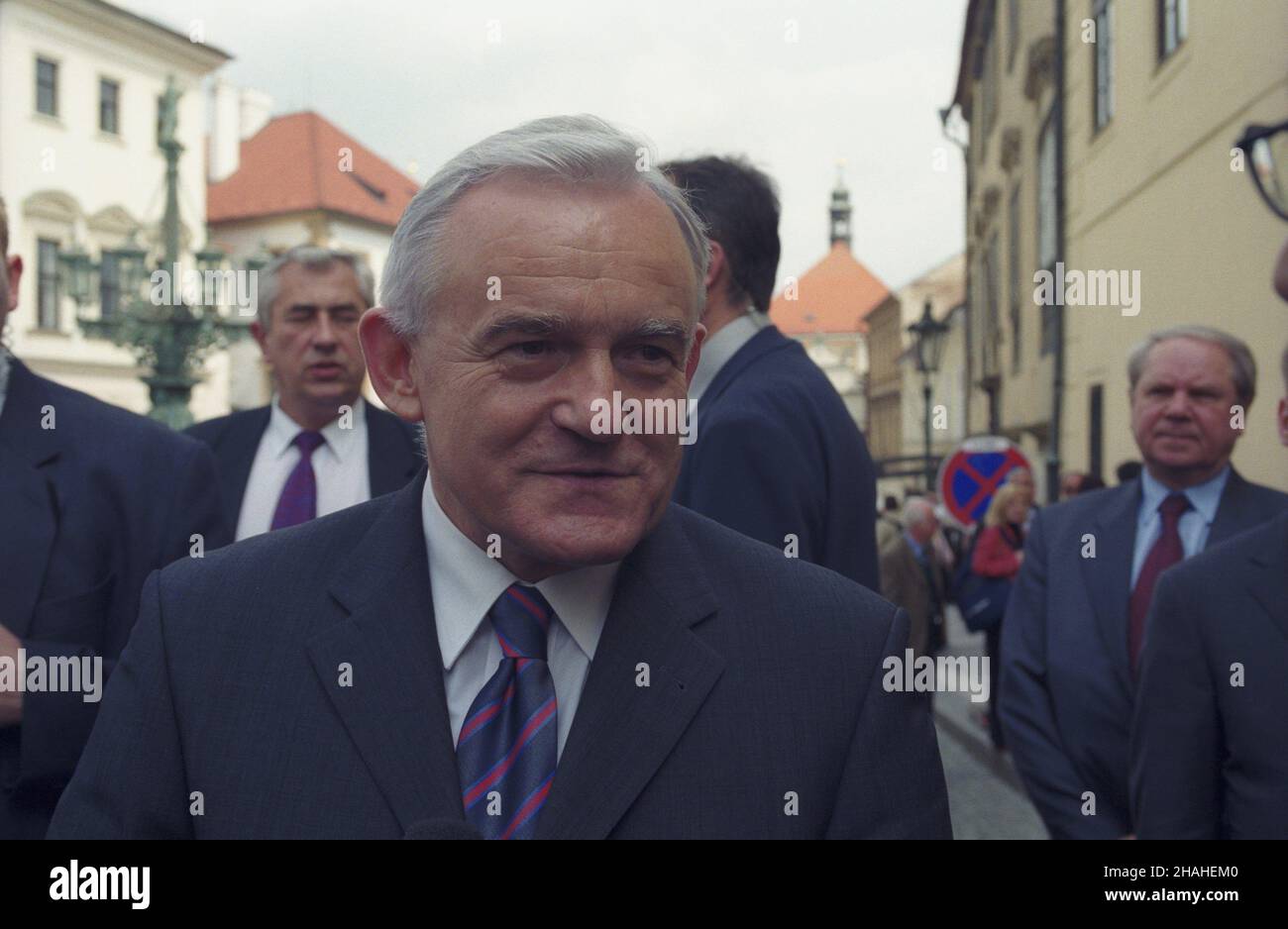 Czechy Praga 26.04.2002. Oficjalna wizyta premiera RP Leszka Millera w Republice Czeskiej. premier zwiedza tzw. zabytkow¹ dzielnicê Hradczany zw. królewsk¹, po³o¿on¹ na zachodnim brzegu We³tawy. uu PAP/Grzegorz Rogiñski Repubblica Ceca Praga 26 aprile 2002. La visita ufficiale effettuata dalla Polonia;s PM Leszek Miller nella Repubblica Ceca. Nella foto: PM della Polonia visitando il distretto storico di Hradcany così chiamato reale situato sul lato occidentale del fiume Moldava. uu PAP/Grzegorz Roginski Foto Stock