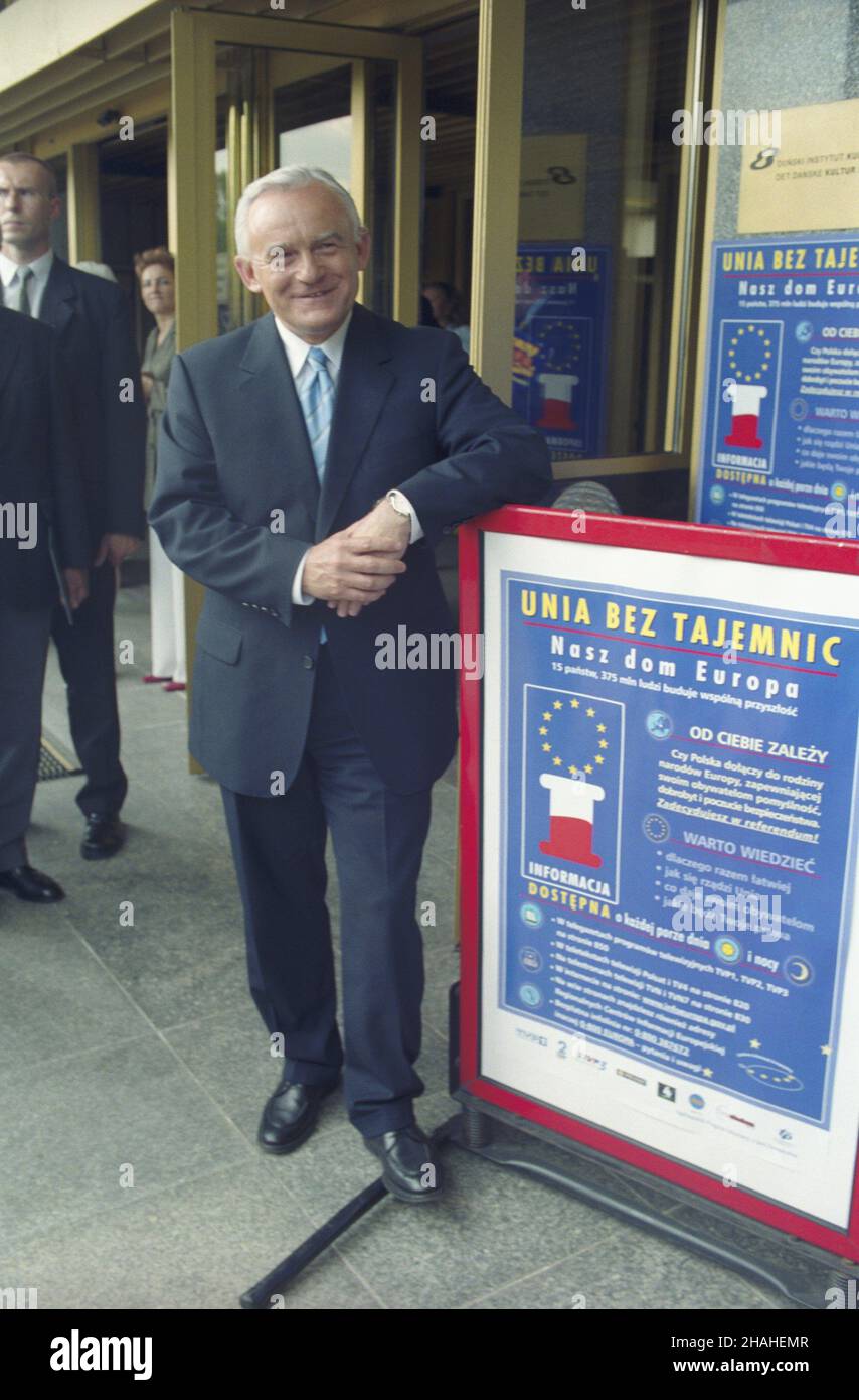 Warszawa 09.05.2002. Inauguracja rz¹dowej kampanii informacyjnej, promuj¹cej przyst¹pienie polski do Unii Europejskiej, w gmachu Biblioteki Narodowej. nz. premier Leszek Miller przy plakacie promocyjnym. uu PAP/Grzegorz Rogiñski Varsavia 09 maggio 2002. L'inaugurazione della campagna di informazione del governo che promuove l'adesione della Polonia all'Unione europea presso l'edificio della Biblioteca Nazionale. Nella foto: PM Leszek Miller in un poster promozionale. uu PAP/Grzegorz Roginski Foto Stock