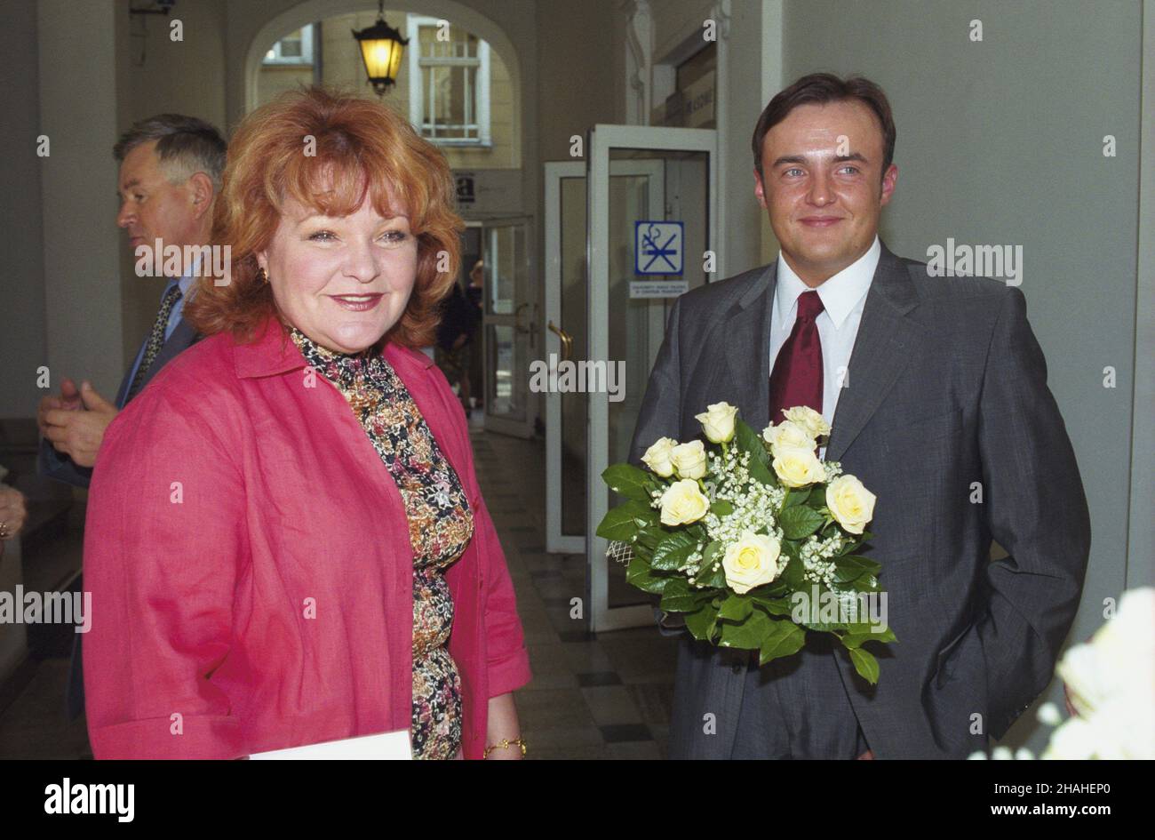 Warszawa 14.05.2002. Konferencja prasowa w Centrum Prasowym Polskiej Agencji Informacyjnej przy ul. Bagatela Komatetu Ochrony Praw Dziecka poœwiêcona i edycji konkursu Œwiat Przyjazny Dziecku pod honorowym patronatem prezydentowej RP Jolanty Kwaœniewskiej. NZ. Na pierwszym planie Miros³awa K¹tna i prezes zarz¹du PAI Rafa³ Steffen, w g³êbi dyrektor Centrum Prasowego PAI Stanis³aw £opuszañski. uu PAP/Grzegorz Rogiñski Varsavia 14 maggio 2002. Conferenza stampa del Comitato per la protezione dei diritti dei bambini dedicata all'edizione 1st del concorso mondiale per l'infanzia sotto l'onorario patr Foto Stock