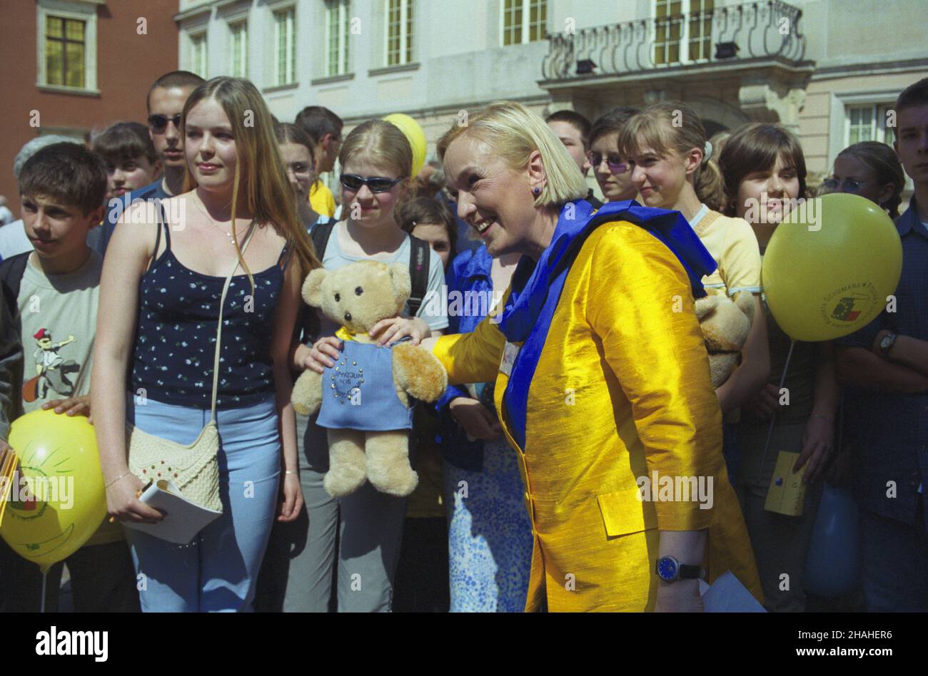 Warszawa 11.05.2002. IX Polskie Spotkania Europejskie. Uroczystoœci na dziedziñcu Zamku Królewskiego, wrêczenie Polskiej Nagrotty Europejskiej, wyst¹pienia polityków i przedstawicieli samorz¹dów lokalnych, wystêpy artystyczne. NZ. Prezes Fundacji im. Roberta Schumana RÓ¿a Thun w otoczeniu m³odzie¿y. uu PAP/Grzegorz Rogiñski Varsavia 11 maggio 2002. Gli incontri europei polacchi del 9th. Cerimonie nel cortile del Castello reale, cerimonia di premiazione del Premio europeo Polacco, discorsi di politici e funzionari del governo locale, spettacoli artistici. Nella foto: Presidente del Robert Schuman Fo Foto Stock